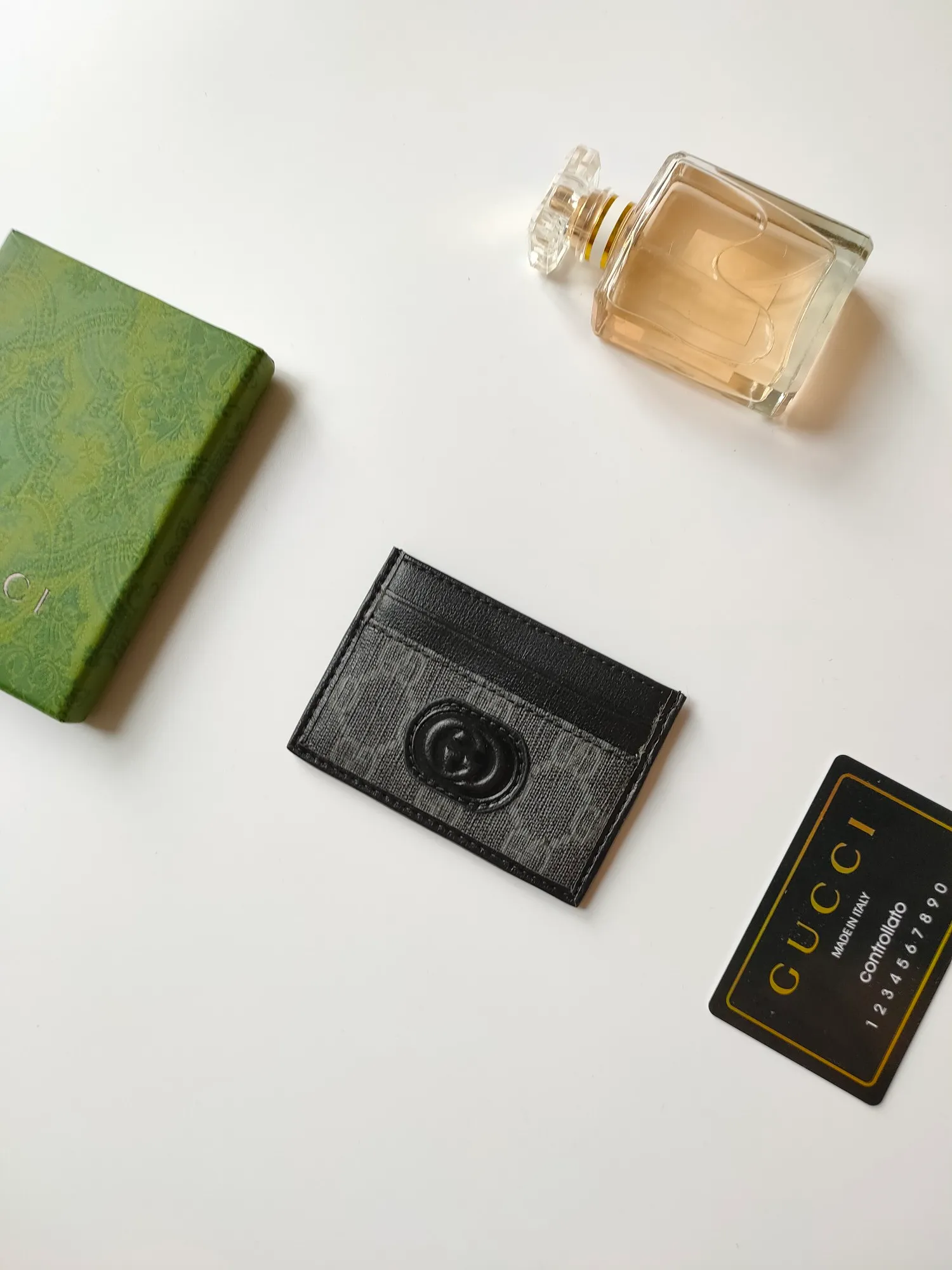 ￥90 [Rose] This Gucci card holder is ingeniously decorated with different styles of brand logos [Celebration] The black GG Supreme canvas material and the oval interlocking double G logo complement each other, highlighting the elegance and extraordinary charm. Two archival details blend together to give this accessory a vintage feel. Style number: 673002 Size: 10x 7cm