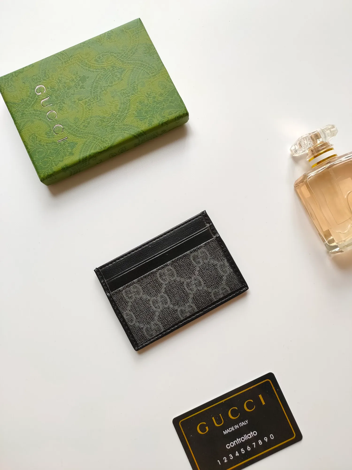 ￥90 [Rose] This Gucci card holder is ingeniously decorated with different styles of brand logos [Celebration] The black GG Supreme canvas material and the oval interlocking double G logo complement each other, highlighting the elegance and extraordinary charm. Two archival details blend together to give this accessory a vintage feel. Style number: 673002 Size: 10x 7cm