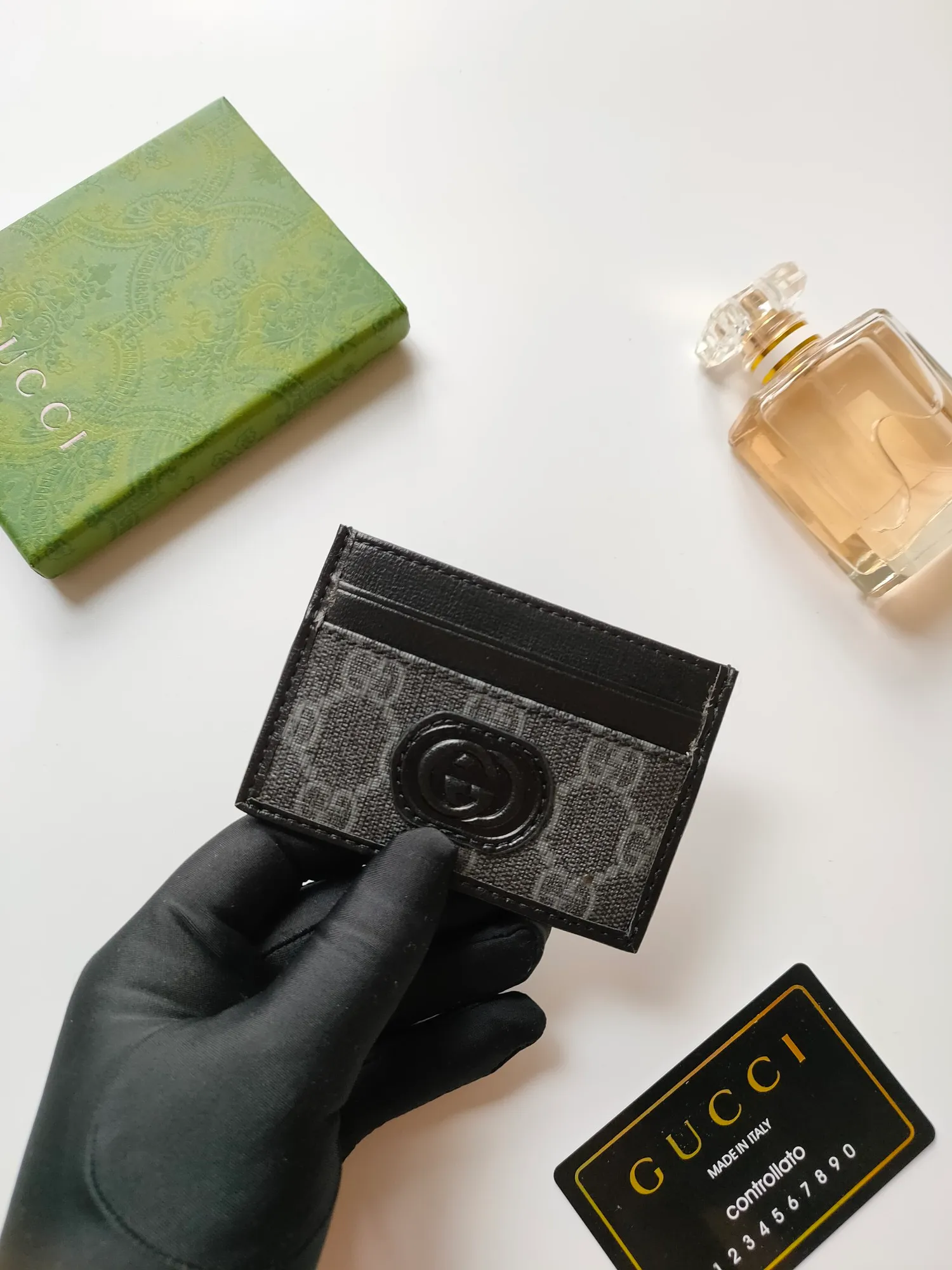 ￥90 [Rose] This Gucci card holder is ingeniously decorated with different styles of brand logos [Celebration] The black GG Supreme canvas material and the oval interlocking double G logo complement each other, highlighting the elegance and extraordinary charm. Two archival details blend together to give this accessory a vintage feel. Style number: 673002 Size: 10x 7cm