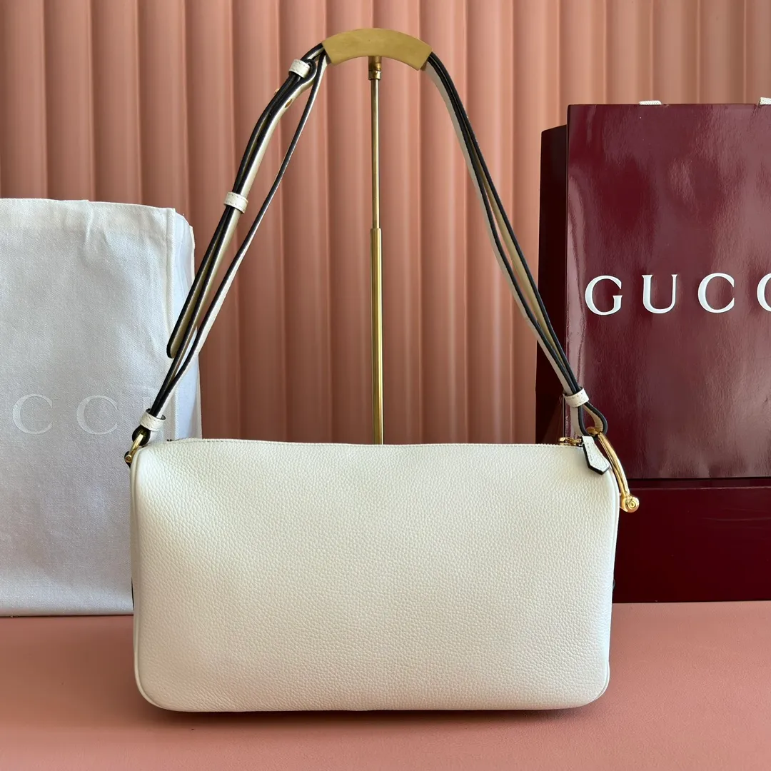 p1220💋💋💋【Original configuration counter full set packaging】Renewedly presents the Gucci Half Horsebit series, reinterpreting one of the brand's most iconic elements in a modern style. The collection cleverly combines relaxed silhouettes with the iconic half-horsebit hardware, which gives rise to its name. Ivory grained soft leather Gold-tone hardware White linen-cotton blend lining Half horsebit closure Interior: One open pocket Adjustable cowhide leather shoulder strap (height: 32cm - 34cm; length: 66cm - 73cm) Zip closure Ident: 860787. Dimensions: 31.5cm (width) x 17cm (height) x 12cm (depth) Weight: approx. 0.7kg