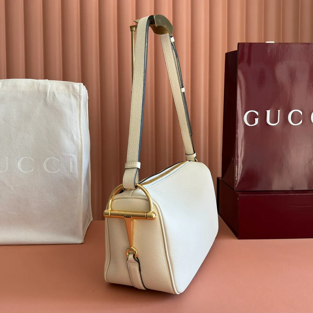 p1220💋💋💋【Original configuration counter full set packaging】Renewedly presents the Gucci Half Horsebit series, reinterpreting one of the brand's most iconic elements in a modern style. The collection cleverly combines relaxed silhouettes with the iconic half-horsebit hardware, which gives rise to its name. Ivory grained soft leather Gold-tone hardware White linen-cotton blend lining Half horsebit closure Interior: One open pocket Adjustable cowhide leather shoulder strap (height: 32cm - 34cm; length: 66cm - 73cm) Zip closure Ident: 860787. Dimensions: 31.5cm (width) x 17cm (height) x 12cm (depth) Weight: approx. 0.7kg