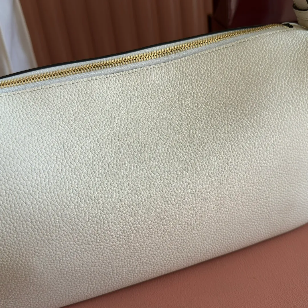 p1220💋💋💋【Original configuration counter full set packaging】Renewedly presents the Gucci Half Horsebit series, reinterpreting one of the brand's most iconic elements in a modern style. The collection cleverly combines relaxed silhouettes with the iconic half-horsebit hardware, which gives rise to its name. Ivory grained soft leather Gold-tone hardware White linen-cotton blend lining Half horsebit closure Interior: One open pocket Adjustable cowhide leather shoulder strap (height: 32cm - 34cm; length: 66cm - 73cm) Zip closure Ident: 860787. Dimensions: 31.5cm (width) x 17cm (height) x 12cm (depth) Weight: approx. 0.7kg