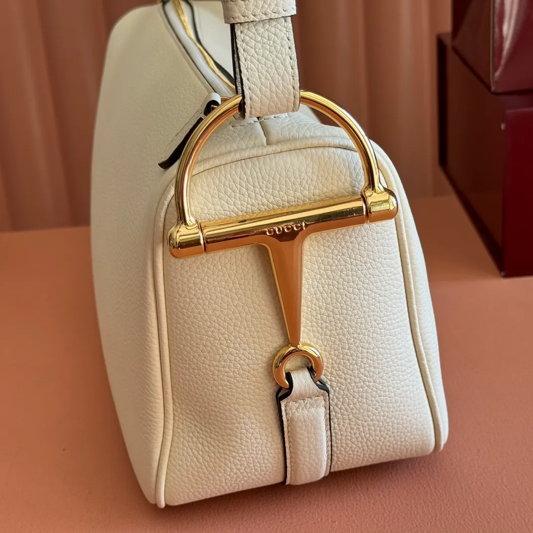 p1220💋💋💋【Original configuration counter full set packaging】Renewedly presents the Gucci Half Horsebit series, reinterpreting one of the brand's most iconic elements in a modern style. The collection cleverly combines relaxed silhouettes with the iconic half-horsebit hardware, which gives rise to its name. Ivory grained soft leather Gold-tone hardware White linen-cotton blend lining Half horsebit closure Interior: One open pocket Adjustable cowhide leather shoulder strap (height: 32cm - 34cm; length: 66cm - 73cm) Zip closure Ident: 860787. Dimensions: 31.5cm (width) x 17cm (height) x 12cm (depth) Weight: approx. 0.7kg
