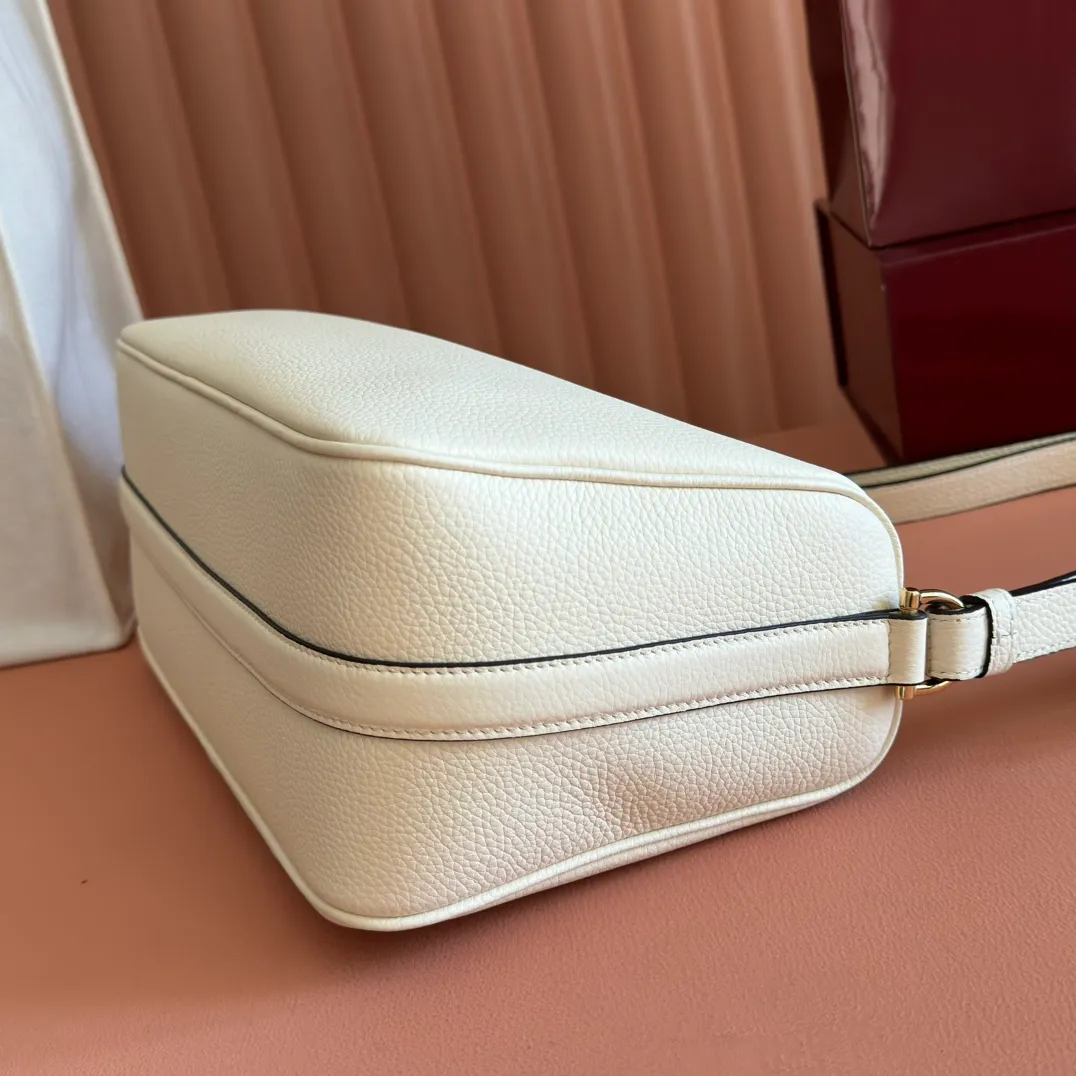 p1220💋💋💋【Original configuration counter full set packaging】Renewedly presents the Gucci Half Horsebit series, reinterpreting one of the brand's most iconic elements in a modern style. The collection cleverly combines relaxed silhouettes with the iconic half-horsebit hardware, which gives rise to its name. Ivory grained soft leather Gold-tone hardware White linen-cotton blend lining Half horsebit closure Interior: One open pocket Adjustable cowhide leather shoulder strap (height: 32cm - 34cm; length: 66cm - 73cm) Zip closure Ident: 860787. Dimensions: 31.5cm (width) x 17cm (height) x 12cm (depth) Weight: approx. 0.7kg