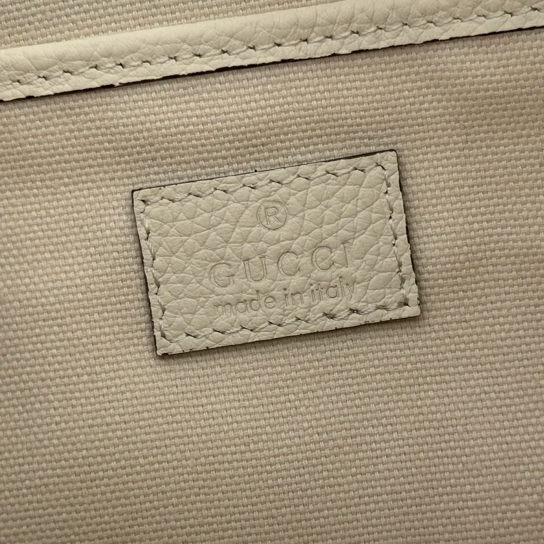 p1220💋💋💋【Original configuration counter full set packaging】Renewedly presents the Gucci Half Horsebit series, reinterpreting one of the brand's most iconic elements in a modern style. The collection cleverly combines relaxed silhouettes with the iconic half-horsebit hardware, which gives rise to its name. Ivory grained soft leather Gold-tone hardware White linen-cotton blend lining Half horsebit closure Interior: One open pocket Adjustable cowhide leather shoulder strap (height: 32cm - 34cm; length: 66cm - 73cm) Zip closure Ident: 860787. Dimensions: 31.5cm (width) x 17cm (height) x 12cm (depth) Weight: approx. 0.7kg