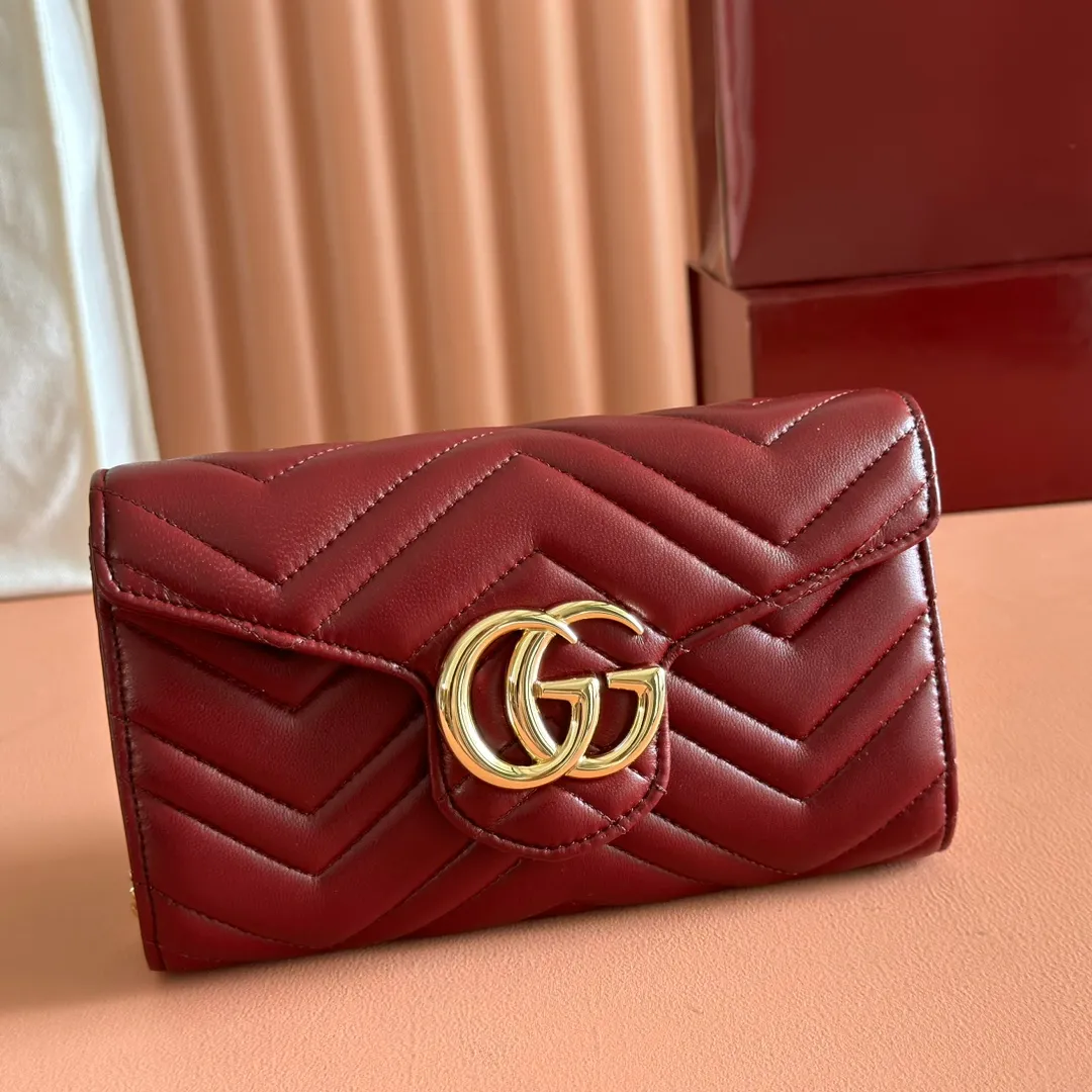 p760. 💋💋💋"With full set of original counter packaging" [New product] This GG Marmont series chain wallet is crafted with Matelassé cow leather. The series' iconic double G accessories make the entire design fuller. Black quilted V-shaped calfskin Leather Light gold-tone hardware Black taffeta lining Double G Interior: six card compartments, one zip pocket and one flap pocket Chain shoulder strap (60 cm high) Press-button closure Ident.: 837745. Dimensions: 20cm (width) x 12cm (height) x 4cm (depth) Weight: approx. 357g