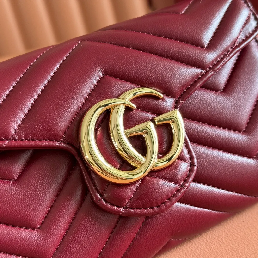 p760. 💋💋💋"With full set of original counter packaging" [New product] This GG Marmont series chain wallet is crafted with Matelassé cow leather. The series' iconic double G accessories make the entire design fuller. Black quilted V-shaped calfskin Leather Light gold-tone hardware Black taffeta lining Double G Interior: six card compartments, one zip pocket and one flap pocket Chain shoulder strap (60 cm high) Press-button closure Ident.: 837745. Dimensions: 20cm (width) x 12cm (height) x 4cm (depth) Weight: approx. 357g