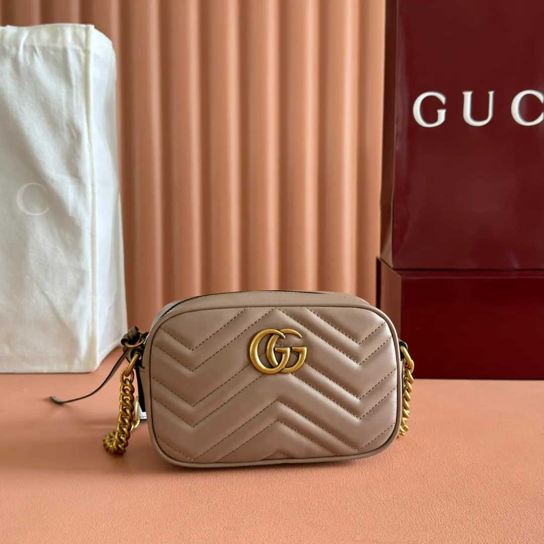 p960. 💋💋💋【Full set of packaging at the counter】🔥🔥"Marmont Italian original leather"‼ ‼ Have you picked up the addictive Gucci bags? The elegant and exquisite design of the GG Marmont series has captured the hearts of many girls! At the same time, it is also a must-have versatile item for global experts! Super awesome! Model: 448065. Size: 18*12*6.