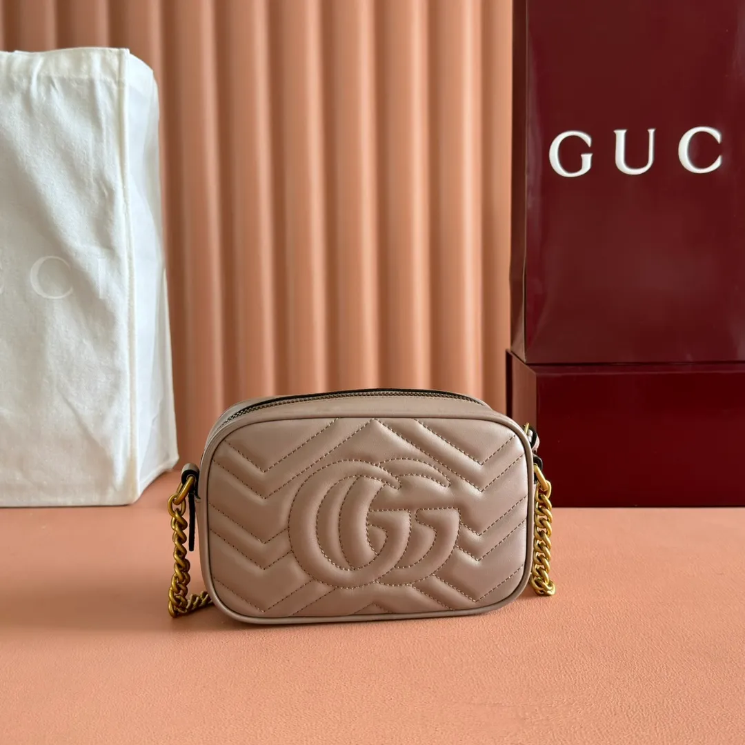 p960. 💋💋💋【Full set of packaging at the counter】🔥🔥"Marmont Italian original leather"‼ ‼ Have you picked up the addictive Gucci bags? The elegant and exquisite design of the GG Marmont series has captured the hearts of many girls! At the same time, it is also a must-have versatile item for global experts! Super awesome! Model: 448065. Size: 18*12*6.