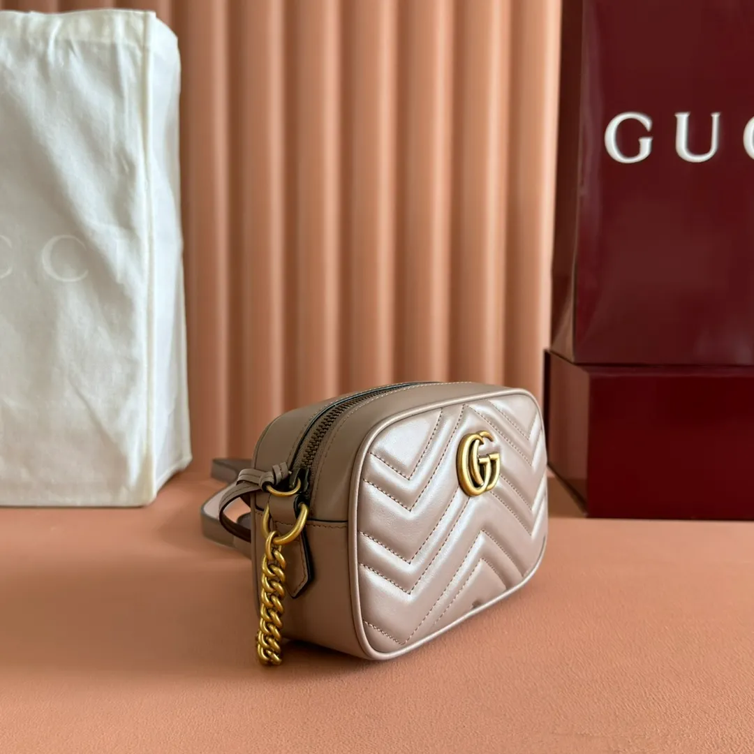 p960. 💋💋💋【Full set of packaging at the counter】🔥🔥"Marmont Italian original leather"‼ ‼ Have you picked up the addictive Gucci bags? The elegant and exquisite design of the GG Marmont series has captured the hearts of many girls! At the same time, it is also a must-have versatile item for global experts! Super awesome! Model: 448065. Size: 18*12*6.