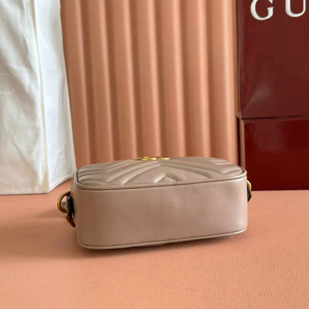 p960. 💋💋💋【Full set of packaging at the counter】🔥🔥"Marmont Italian original leather"‼ ‼ Have you picked up the addictive Gucci bags? The elegant and exquisite design of the GG Marmont series has captured the hearts of many girls! At the same time, it is also a must-have versatile item for global experts! Super awesome! Model: 448065. Size: 18*12*6.