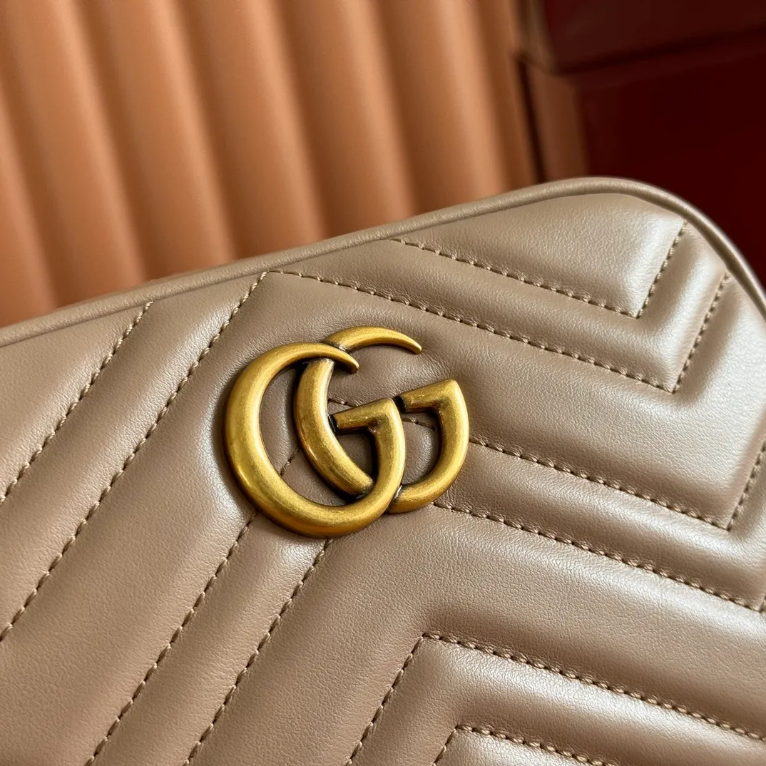 p960. 💋💋💋【Full set of packaging at the counter】🔥🔥"Marmont Italian original leather"‼ ‼ Have you picked up the addictive Gucci bags? The elegant and exquisite design of the GG Marmont series has captured the hearts of many girls! At the same time, it is also a must-have versatile item for global experts! Super awesome! Model: 448065. Size: 18*12*6.