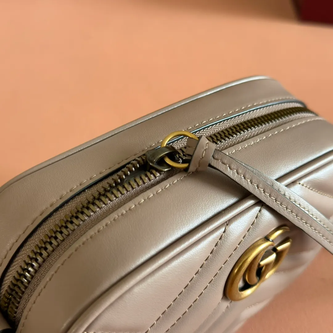 p960. 💋💋💋【Full set of packaging at the counter】🔥🔥"Marmont Italian original leather"‼ ‼ Have you picked up the addictive Gucci bags? The elegant and exquisite design of the GG Marmont series has captured the hearts of many girls! At the same time, it is also a must-have versatile item for global experts! Super awesome! Model: 448065. Size: 18*12*6.