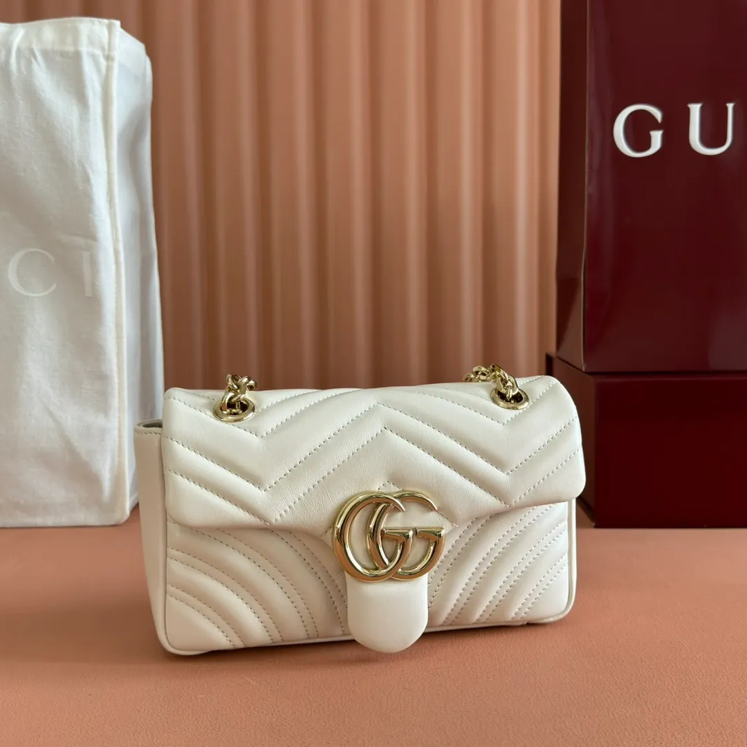 p1300. 💋💋💋Imported original sheepskin top quality workmanship [equipped with full counter packaging] The brand's iconic GG Marmont series is ingeniously integrated with double G styling accessories and faceted chain straps, and soft leather is selected to create a soft-lined bag shape. White V-shaped Matelassé sheepskin. Light gold-tone hardware. Gucci ankara red viscose lining. Interior: One open pocket. Sliding chain strap that can be used as a shoulder strap (55 cm high). Snap-lock flap. Ident.: 837280. Dimensions: 22cm (width) x 12.5cm (height) x 6cm (depth) Weight: about 0.55kg Color: white full leather/original leather. Made in Italy