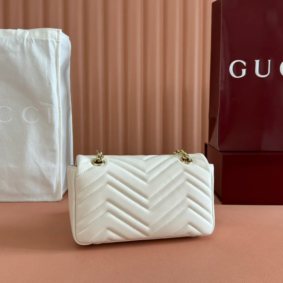p1300. 💋💋💋Imported original sheepskin top quality workmanship [equipped with full counter packaging] The brand's iconic GG Marmont series is ingeniously integrated with double G styling accessories and faceted chain straps, and soft leather is selected to create a soft-lined bag shape. White V-shaped Matelassé sheepskin. Light gold-tone hardware. Gucci ankara red viscose lining. Interior: One open pocket. Sliding chain strap that can be used as a shoulder strap (55 cm high). Snap-lock flap. Ident.: 837280. Dimensions: 22cm (width) x 12.5cm (height) x 6cm (depth) Weight: about 0.55kg Color: white full leather/original leather. Made in Italy