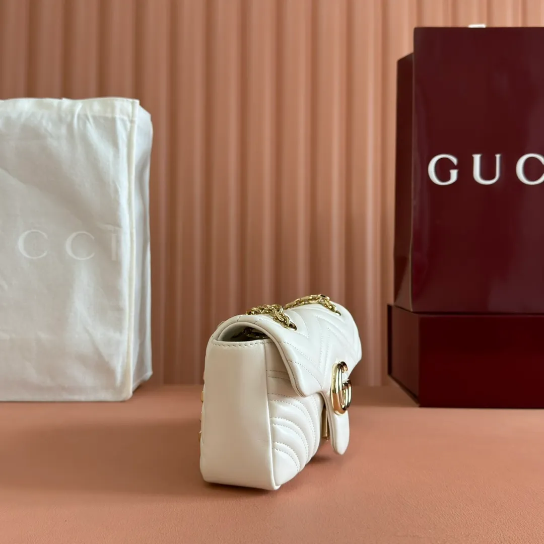 p1300. 💋💋💋Imported original sheepskin top quality workmanship [equipped with full counter packaging] The brand's iconic GG Marmont series is ingeniously integrated with double G styling accessories and faceted chain straps, and soft leather is selected to create a soft-lined bag shape. White V-shaped Matelassé sheepskin. Light gold-tone hardware. Gucci ankara red viscose lining. Interior: One open pocket. Sliding chain strap that can be used as a shoulder strap (55 cm high). Snap-lock flap. Ident.: 837280. Dimensions: 22cm (width) x 12.5cm (height) x 6cm (depth) Weight: about 0.55kg Color: white full leather/original leather. Made in Italy