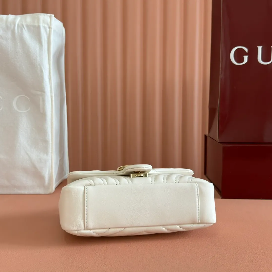 p1300. 💋💋💋Imported original sheepskin top quality workmanship [equipped with full counter packaging] The brand's iconic GG Marmont series is ingeniously integrated with double G styling accessories and faceted chain straps, and soft leather is selected to create a soft-lined bag shape. White V-shaped Matelassé sheepskin. Light gold-tone hardware. Gucci ankara red viscose lining. Interior: One open pocket. Sliding chain strap that can be used as a shoulder strap (55 cm high). Snap-lock flap. Ident.: 837280. Dimensions: 22cm (width) x 12.5cm (height) x 6cm (depth) Weight: about 0.55kg Color: white full leather/original leather. Made in Italy
