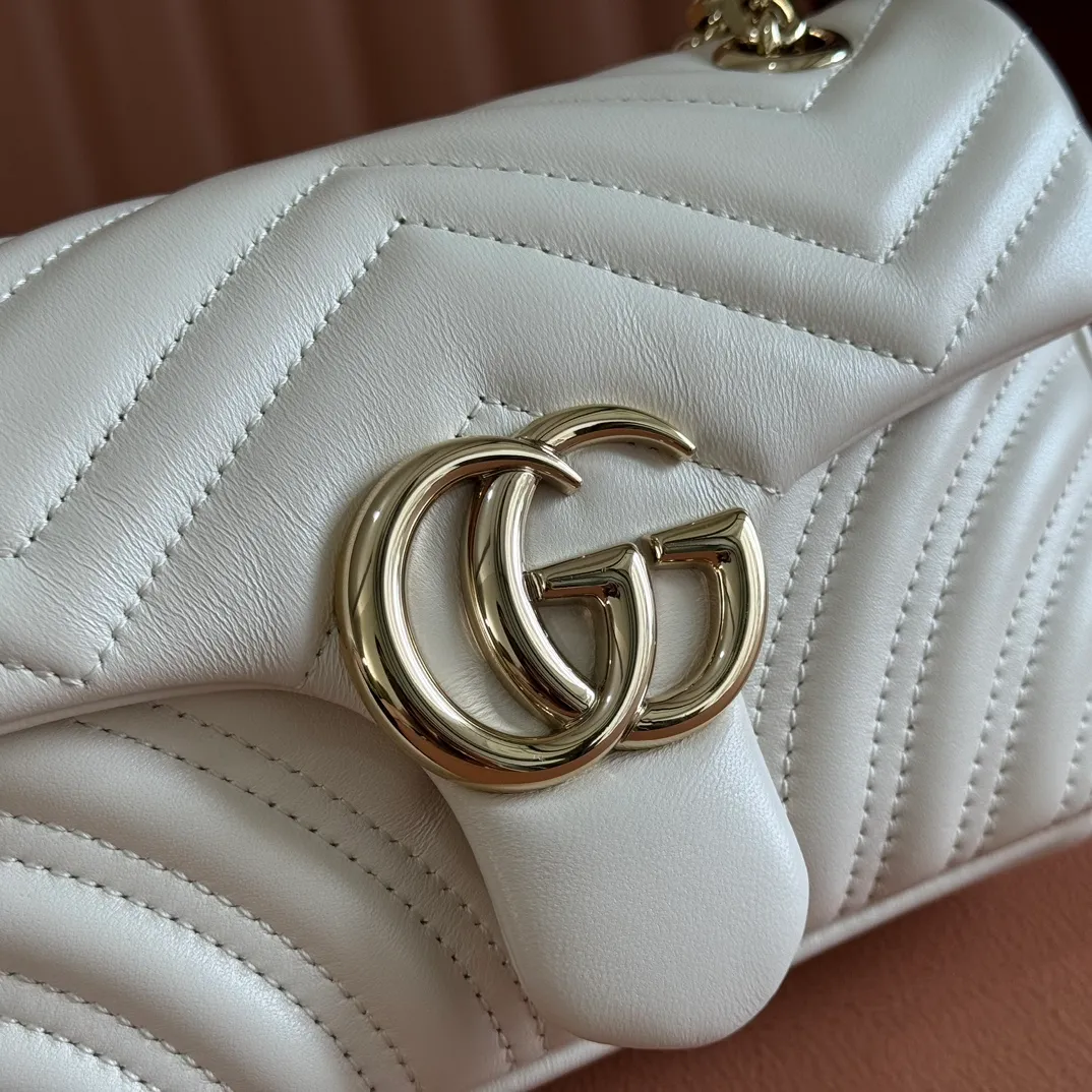 p1300. 💋💋💋Imported original sheepskin top quality workmanship [equipped with full counter packaging] The brand's iconic GG Marmont series is ingeniously integrated with double G styling accessories and faceted chain straps, and soft leather is selected to create a soft-lined bag shape. White V-shaped Matelassé sheepskin. Light gold-tone hardware. Gucci ankara red viscose lining. Interior: One open pocket. Sliding chain strap that can be used as a shoulder strap (55 cm high). Snap-lock flap. Ident.: 837280. Dimensions: 22cm (width) x 12.5cm (height) x 6cm (depth) Weight: about 0.55kg Color: white full leather/original leather. Made in Italy