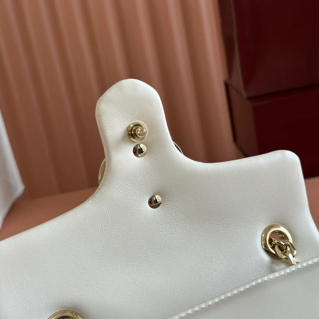 p1300. 💋💋💋Imported original sheepskin top quality workmanship [equipped with full counter packaging] The brand's iconic GG Marmont series is ingeniously integrated with double G styling accessories and faceted chain straps, and soft leather is selected to create a soft-lined bag shape. White V-shaped Matelassé sheepskin. Light gold-tone hardware. Gucci ankara red viscose lining. Interior: One open pocket. Sliding chain strap that can be used as a shoulder strap (55 cm high). Snap-lock flap. Ident.: 837280. Dimensions: 22cm (width) x 12.5cm (height) x 6cm (depth) Weight: about 0.55kg Color: white full leather/original leather. Made in Italy