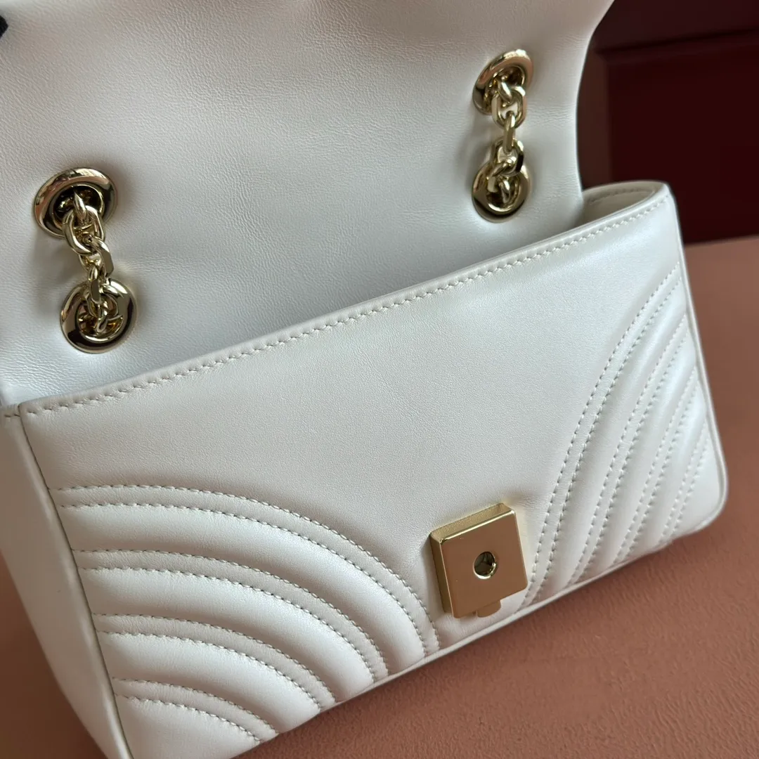 p1300. 💋💋💋Imported original sheepskin top quality workmanship [equipped with full counter packaging] The brand's iconic GG Marmont series is ingeniously integrated with double G styling accessories and faceted chain straps, and soft leather is selected to create a soft-lined bag shape. White V-shaped Matelassé sheepskin. Light gold-tone hardware. Gucci ankara red viscose lining. Interior: One open pocket. Sliding chain strap that can be used as a shoulder strap (55 cm high). Snap-lock flap. Ident.: 837280. Dimensions: 22cm (width) x 12.5cm (height) x 6cm (depth) Weight: about 0.55kg Color: white full leather/original leather. Made in Italy