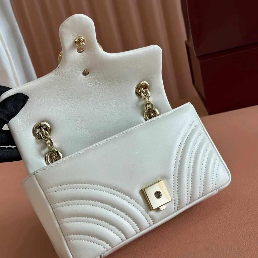 p1300. 💋💋💋Imported original sheepskin top quality workmanship [equipped with full counter packaging] The brand's iconic GG Marmont series is ingeniously integrated with double G styling accessories and faceted chain straps, and soft leather is selected to create a soft-lined bag shape. White V-shaped Matelassé sheepskin. Light gold-tone hardware. Gucci ankara red viscose lining. Interior: One open pocket. Sliding chain strap that can be used as a shoulder strap (55 cm high). Snap-lock flap. Ident.: 837280. Dimensions: 22cm (width) x 12.5cm (height) x 6cm (depth) Weight: about 0.55kg Color: white full leather/original leather. Made in Italy