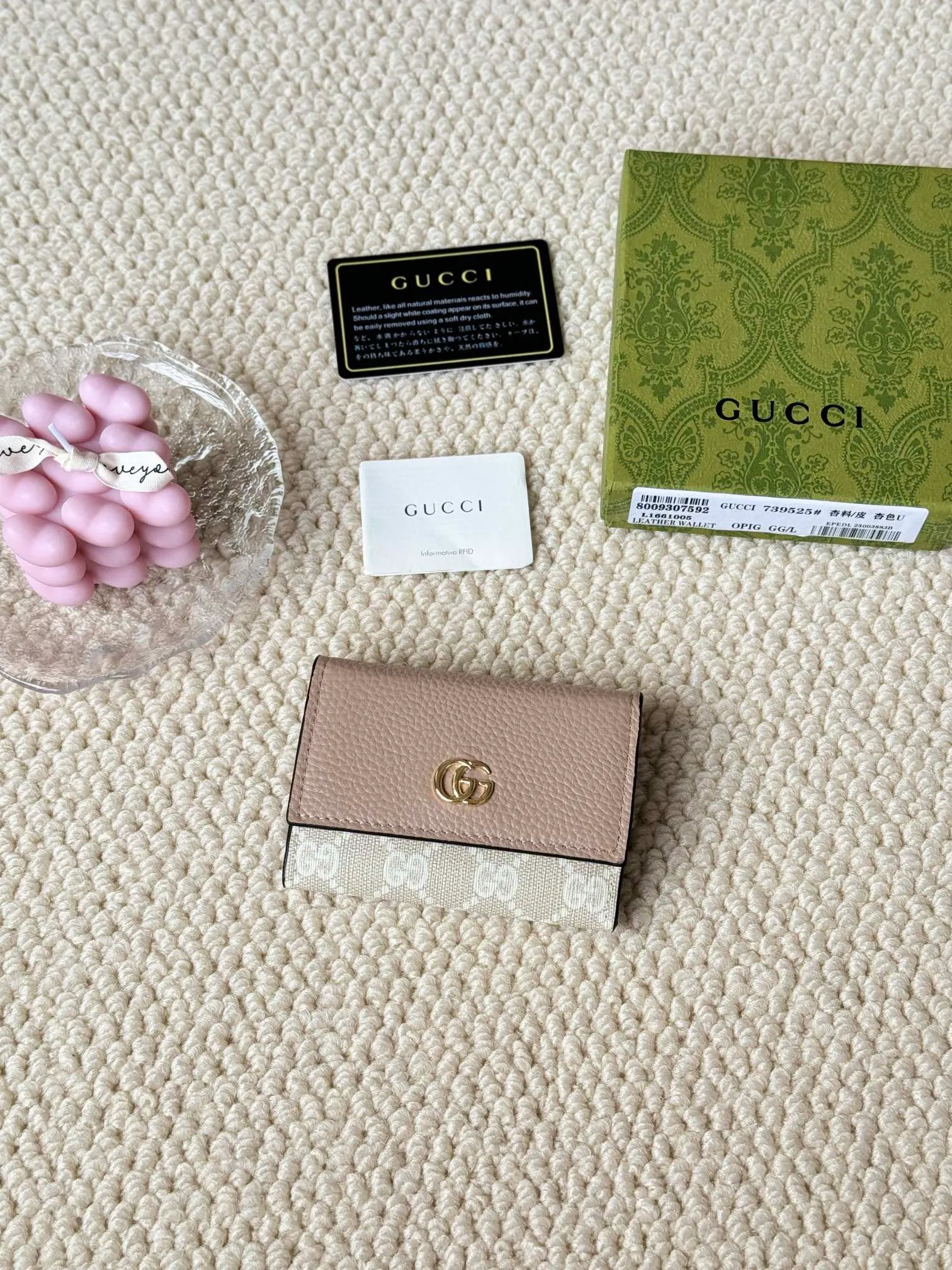 💰120 Gucci has launched a new model, the new mini folding coin purse, which can be held in hand and placed in the bag. Card bags are super cute. Number: 739525. Size: about 11cm.