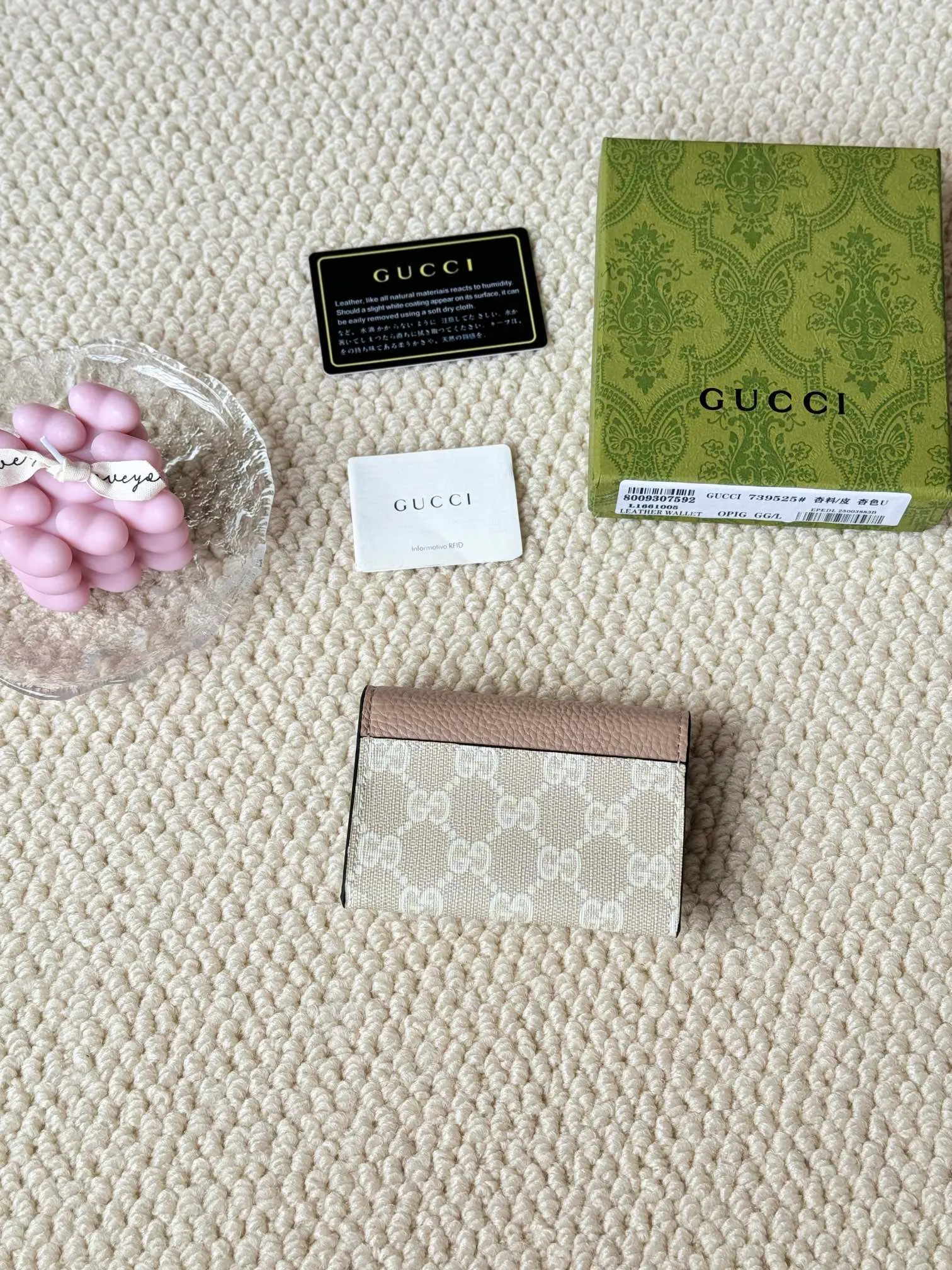 💰120 Gucci has launched a new model, the new mini folding coin purse, which can be held in hand and placed in the bag. Card bags are super cute. Number: 739525. Size: about 11cm.