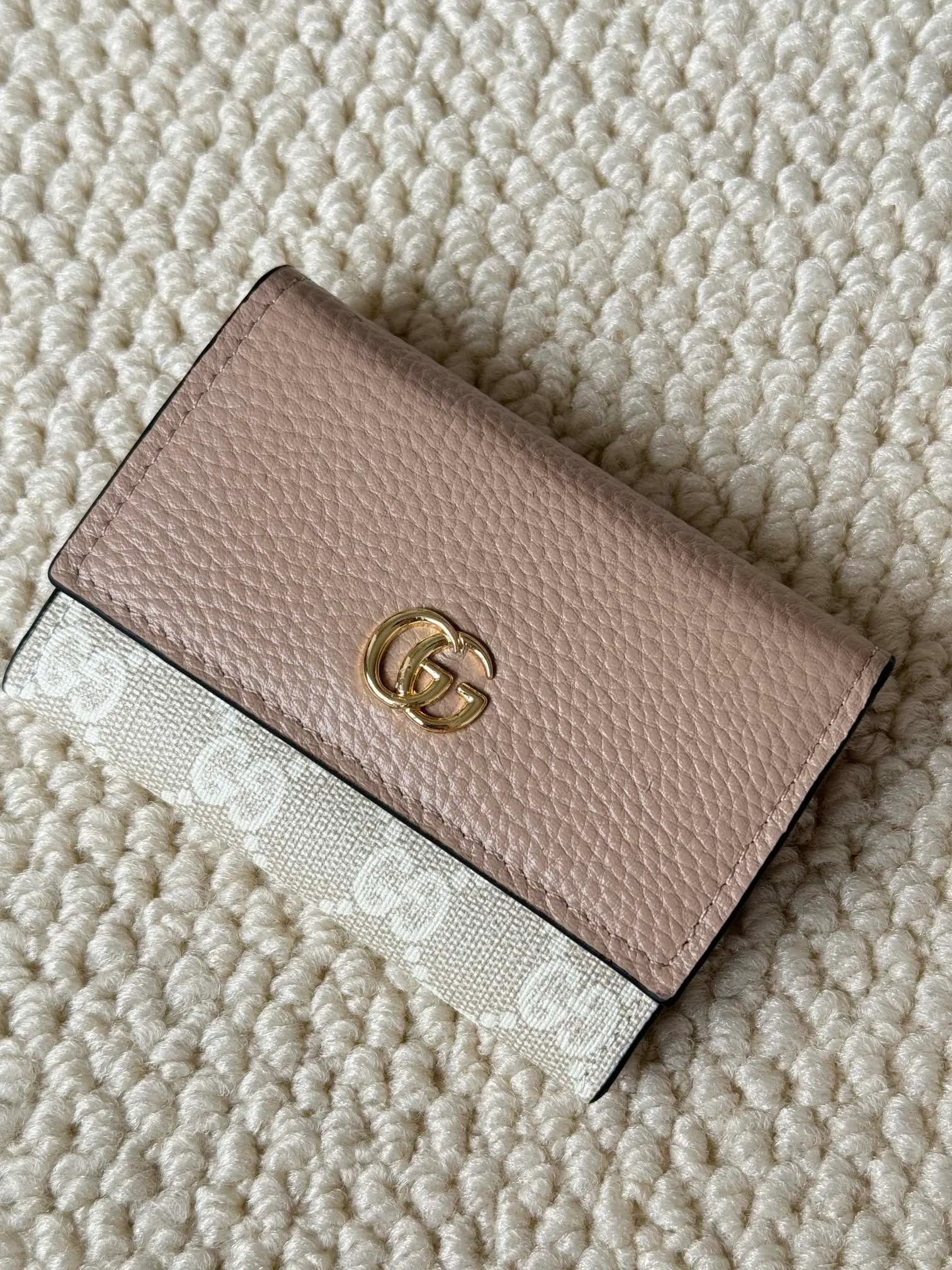 💰120 Gucci has launched a new model, the new mini folding coin purse, which can be held in hand and placed in the bag. Card bags are super cute. Number: 739525. Size: about 11cm.
