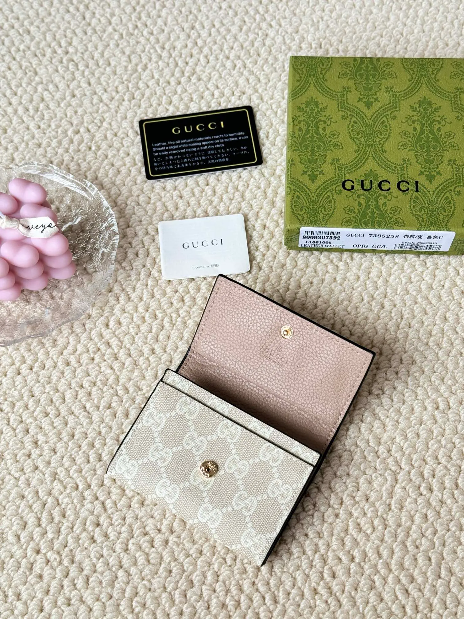💰120 Gucci has launched a new model, the new mini folding coin purse, which can be held in hand and placed in the bag. Card bags are super cute. Number: 739525. Size: about 11cm.