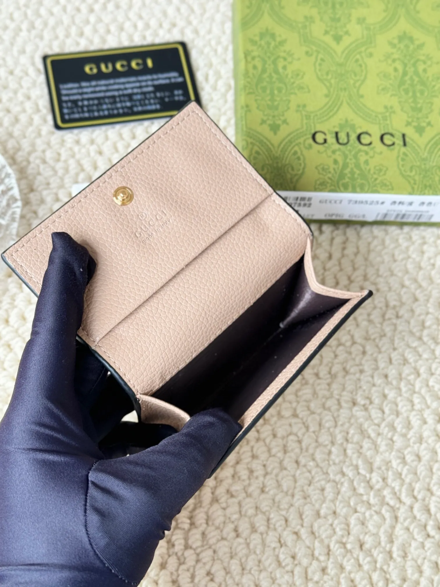 💰120 Gucci has launched a new model, the new mini folding coin purse, which can be held in hand and placed in the bag. Card bags are super cute. Number: 739525. Size: about 11cm.