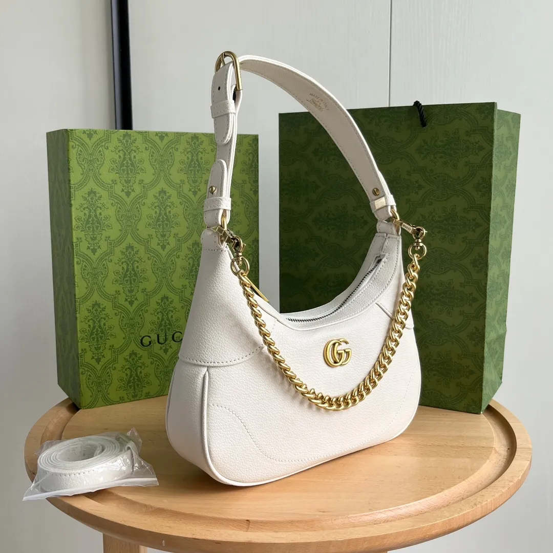 Actual shot #💰300 Style number: 731817 white Size: 25✖️19✖️7cm Gucci’s new hobo crescent bag is here. There are 3 shoulder straps in total. It can be carried on one shoulder, crossbody, or under the arm. The solid color is super easy to match. The whole atmosphere is full