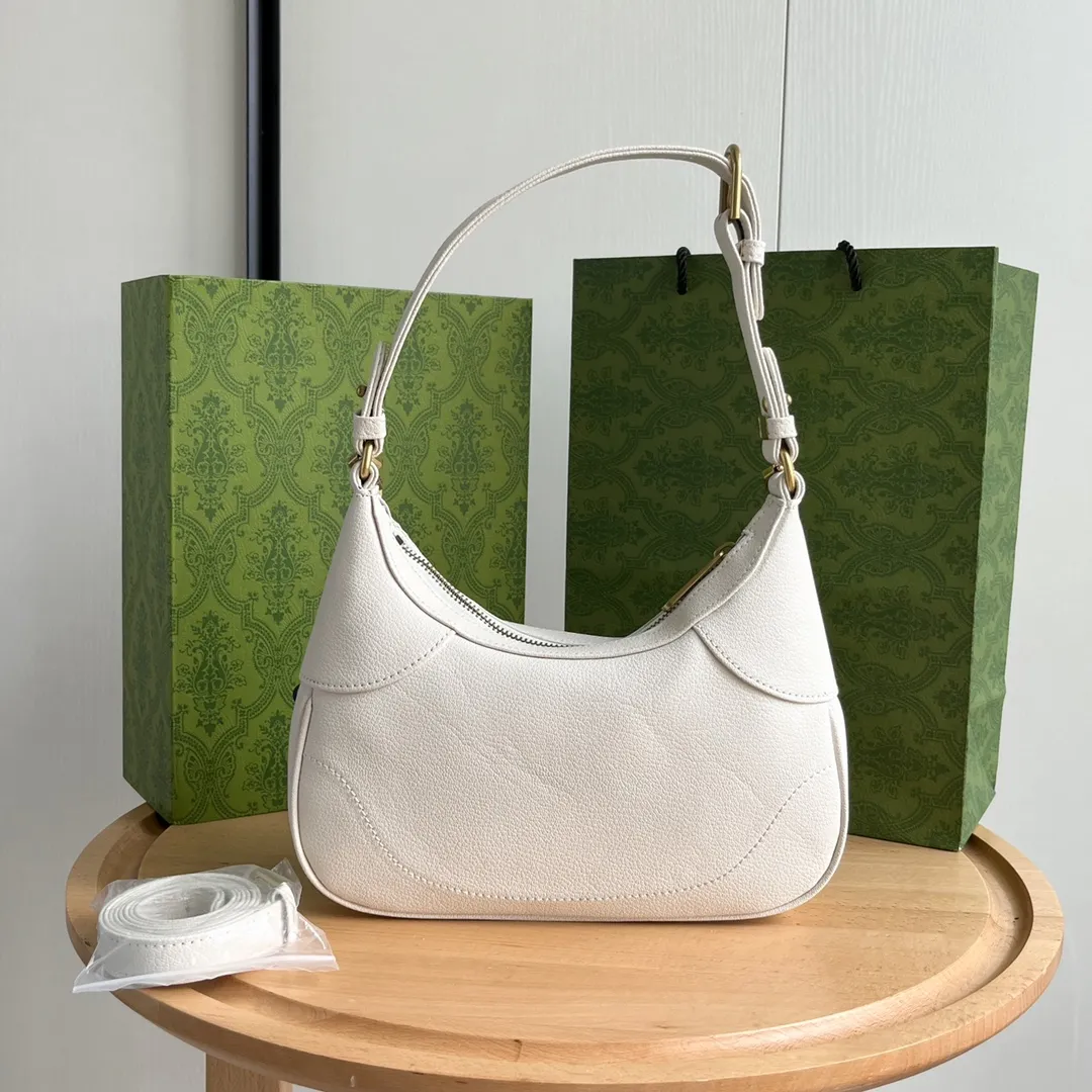Actual shot #💰300 Style number: 731817 white Size: 25✖️19✖️7cm Gucci’s new hobo crescent bag is here. There are 3 shoulder straps in total. It can be carried on one shoulder, crossbody, or under the arm. The solid color is super easy to match. The whole atmosphere is full