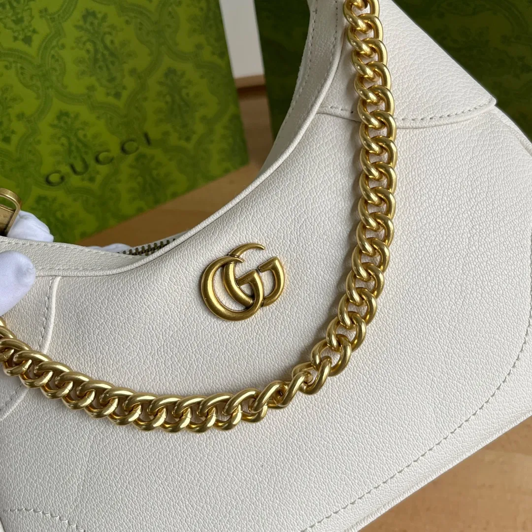 Actual shot #💰300 Style number: 731817 white Size: 25✖️19✖️7cm Gucci’s new hobo crescent bag is here. There are 3 shoulder straps in total. It can be carried on one shoulder, crossbody, or under the arm. The solid color is super easy to match. The whole atmosphere is full