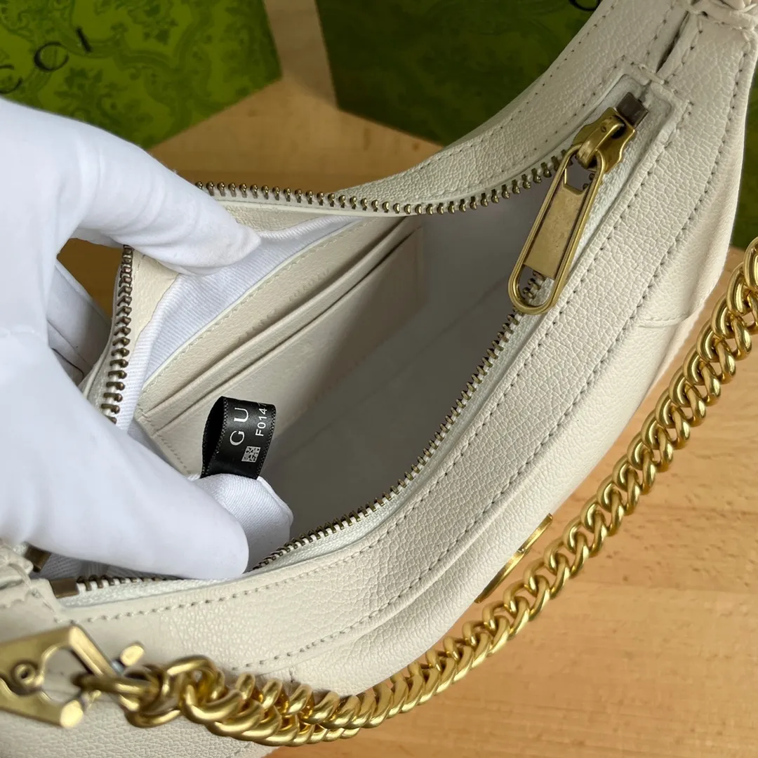 Actual shot #💰300 Style number: 731817 white Size: 25✖️19✖️7cm Gucci’s new hobo crescent bag is here. There are 3 shoulder straps in total. It can be carried on one shoulder, crossbody, or under the arm. The solid color is super easy to match. The whole atmosphere is full