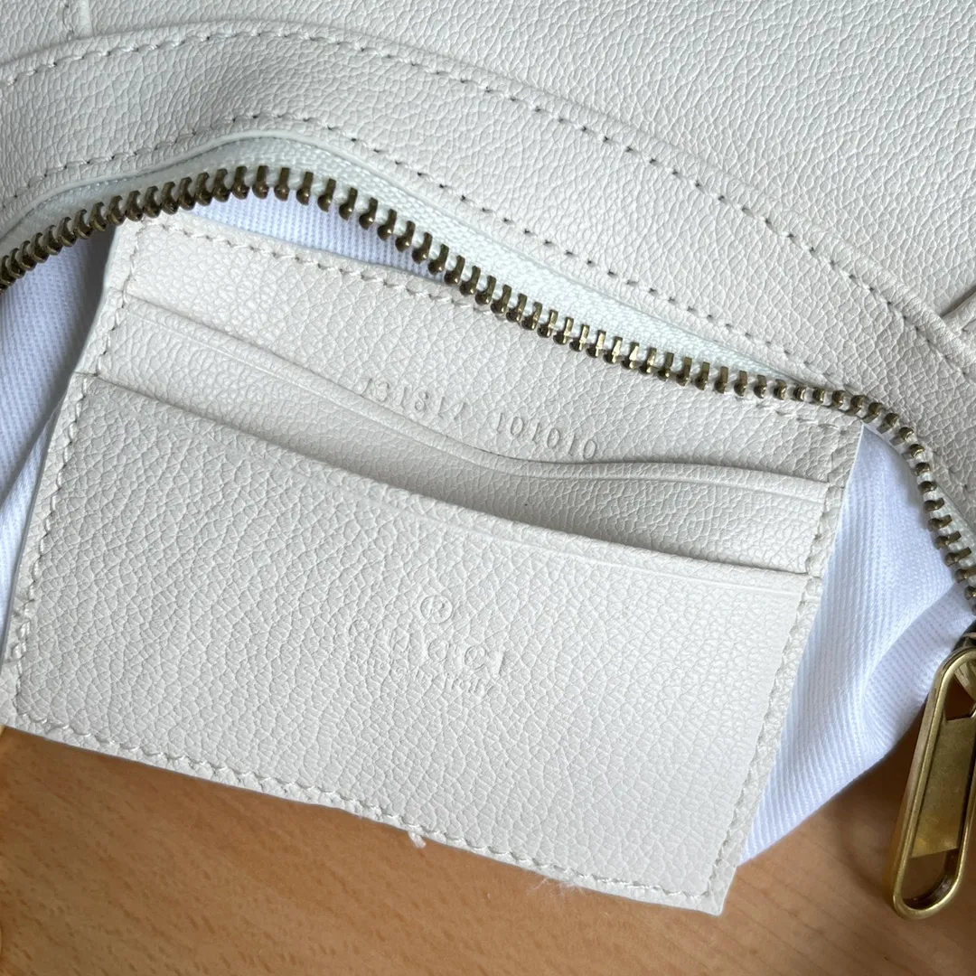 Actual shot #💰300 Style number: 731817 white Size: 25✖️19✖️7cm Gucci’s new hobo crescent bag is here. There are 3 shoulder straps in total. It can be carried on one shoulder, crossbody, or under the arm. The solid color is super easy to match. The whole atmosphere is full