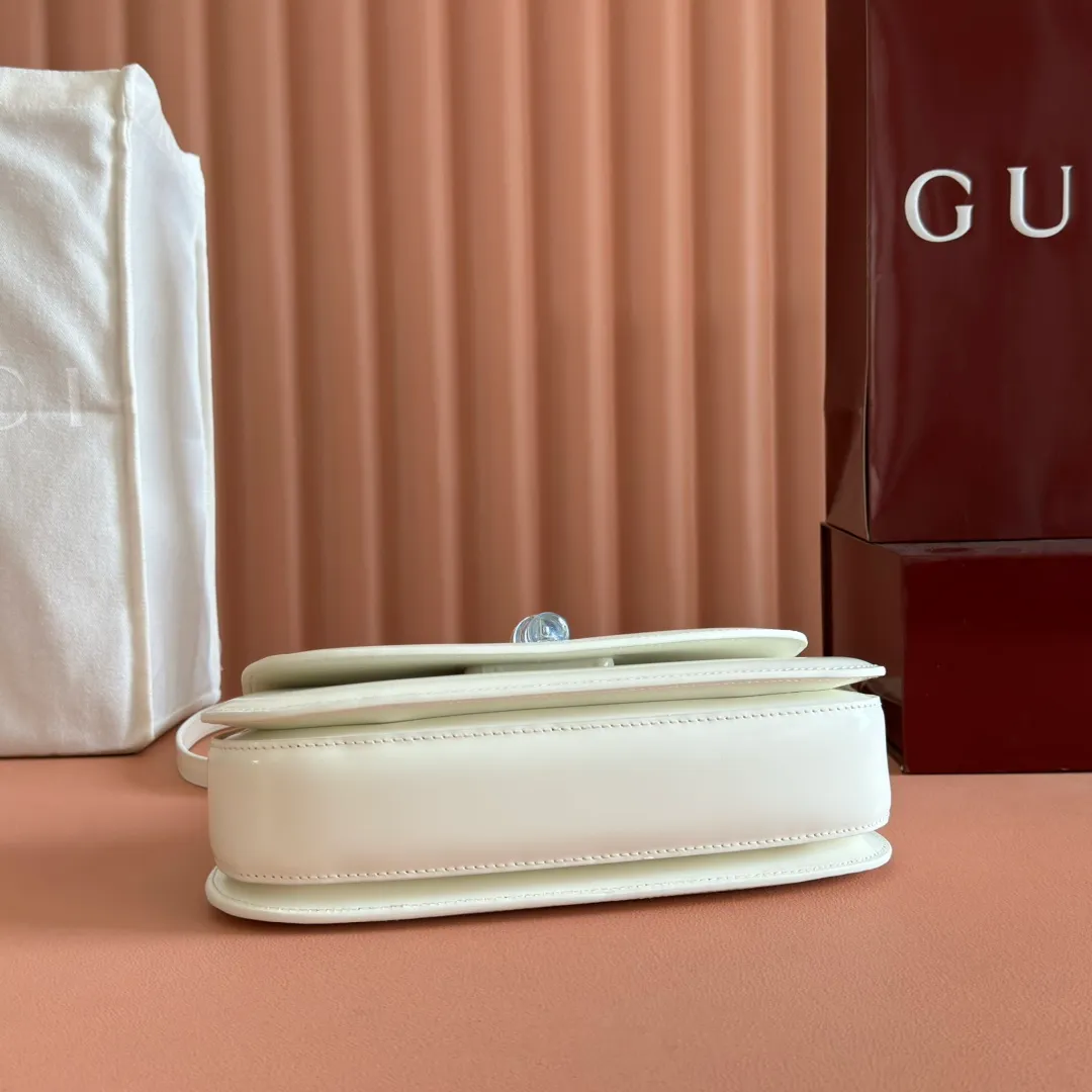 p1680. 💋💋💋 Equipped with full counter packaging [New Product] This small handbag reinterprets the iconic bamboo-shaped accessories with resin and brass details, adding another dazzling masterpiece to the 2025 spring and summer series. The Gucci Bamboo Diva tote adds a pop of color to any look. White glossy buffed leather Resin and brass bamboo hardware Three-level articulated compartments White leather lining Interior: One zippered pocket and a mirror with removable pocket Handle height 10cm Removable and adjustable leather shoulder strap (50cm high); length adjustable between 100cm and 116cm Bamboo lock Model number: 827750 Dimensions: 26.6cm (width) x 13cm (h) x 8 cm (depth) Weight: about 0.9 kg Color: white full leather/original leather. Made in Italy