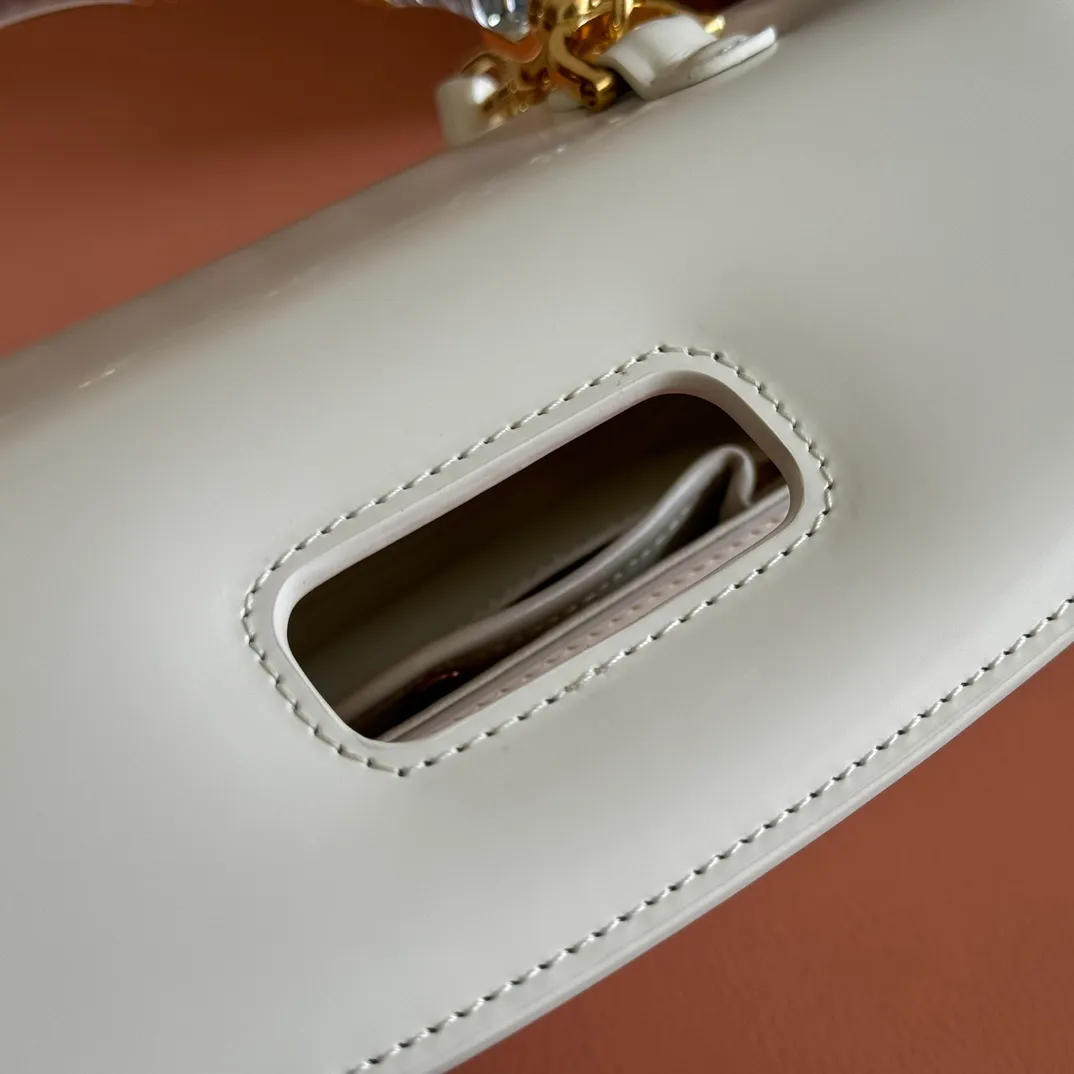 p1680. 💋💋💋 Equipped with full counter packaging [New Product] This small handbag reinterprets the iconic bamboo-shaped accessories with resin and brass details, adding another dazzling masterpiece to the 2025 spring and summer series. The Gucci Bamboo Diva tote adds a pop of color to any look. White glossy buffed leather Resin and brass bamboo hardware Three-level articulated compartments White leather lining Interior: One zippered pocket and a mirror with removable pocket Handle height 10cm Removable and adjustable leather shoulder strap (50cm high); length adjustable between 100cm and 116cm Bamboo lock Model number: 827750 Dimensions: 26.6cm (width) x 13cm (h) x 8 cm (depth) Weight: about 0.9 kg Color: white full leather/original leather. Made in Italy