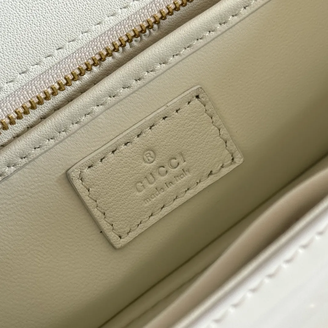 p1680. 💋💋💋 Equipped with full counter packaging [New Product] This small handbag reinterprets the iconic bamboo-shaped accessories with resin and brass details, adding another dazzling masterpiece to the 2025 spring and summer series. The Gucci Bamboo Diva tote adds a pop of color to any look. White glossy buffed leather Resin and brass bamboo hardware Three-level articulated compartments White leather lining Interior: One zippered pocket and a mirror with removable pocket Handle height 10cm Removable and adjustable leather shoulder strap (50cm high); length adjustable between 100cm and 116cm Bamboo lock Model number: 827750 Dimensions: 26.6cm (width) x 13cm (h) x 8 cm (depth) Weight: about 0.9 kg Color: white full leather/original leather. Made in Italy