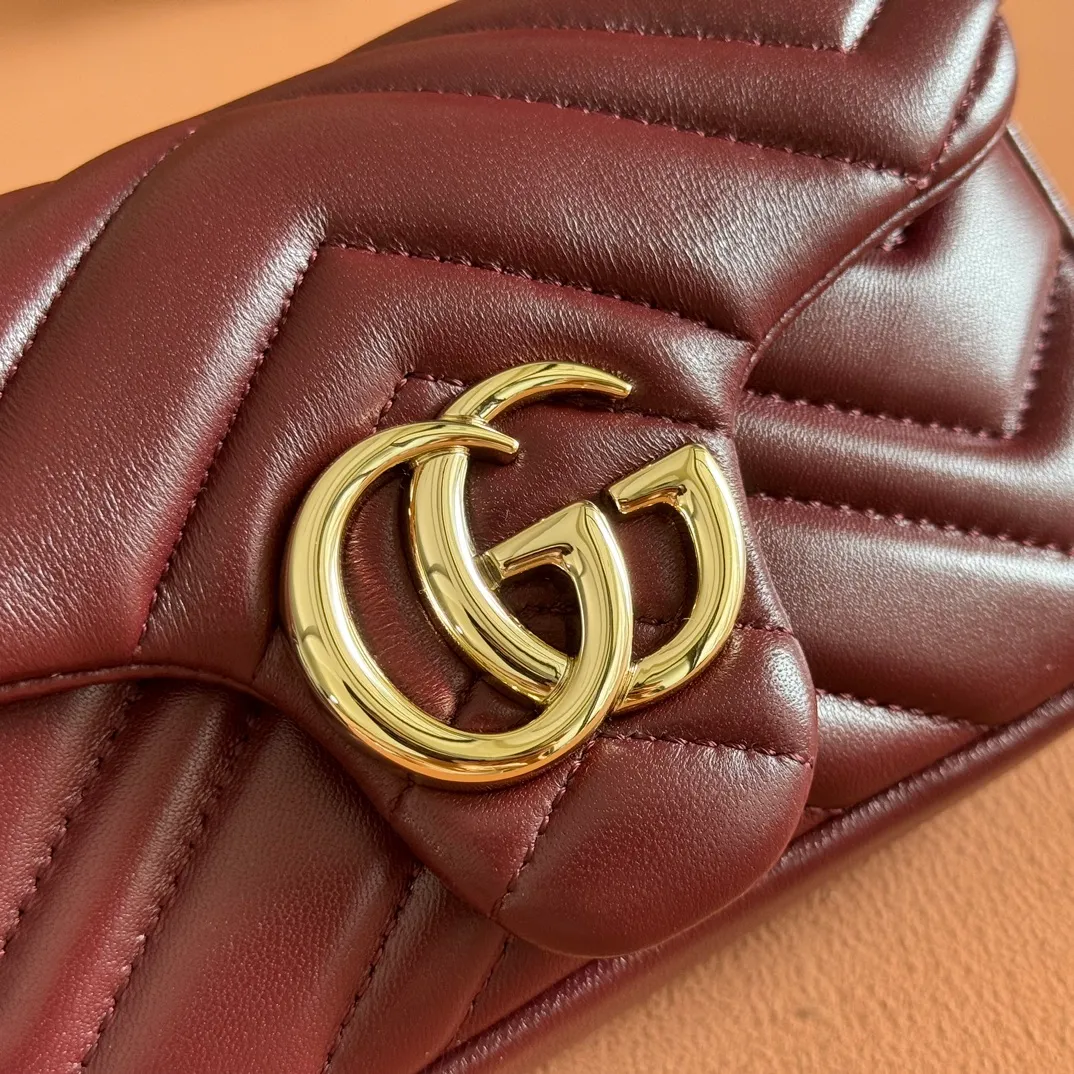 p900💋💋💋【Original leather configuration counter complete package】The brand's iconic GG Marmont series is ingeniously integrated with double G-shaped accessories and faceted chain straps, and soft leather is selected to create a soft-lined bag shape. This mini bag is embellished with the brand's archive logo, which debuted in the 1970s. Black V-shaped Matelassé sheepskin. Silver-tone hardware. Silver-tone hardware. Double G. Chain shoulder strap (60 cm high). Magnetic snap closure. Weight: approx. 0.35 kg. Ident number: 841290. Dimensions: 16.5cm (width) x 9.5cm (height) x 4.5cm (depth) Color: Encore full leather/original leather. Made in Italy