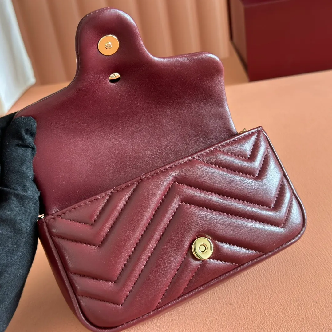 p900💋💋💋【Original leather configuration counter complete package】The brand's iconic GG Marmont series is ingeniously integrated with double G-shaped accessories and faceted chain straps, and soft leather is selected to create a soft-lined bag shape. This mini bag is embellished with the brand's archive logo, which debuted in the 1970s. Black V-shaped Matelassé sheepskin. Silver-tone hardware. Silver-tone hardware. Double G. Chain shoulder strap (60 cm high). Magnetic snap closure. Weight: approx. 0.35 kg. Ident number: 841290. Dimensions: 16.5cm (width) x 9.5cm (height) x 4.5cm (depth) Color: Encore full leather/original leather. Made in Italy