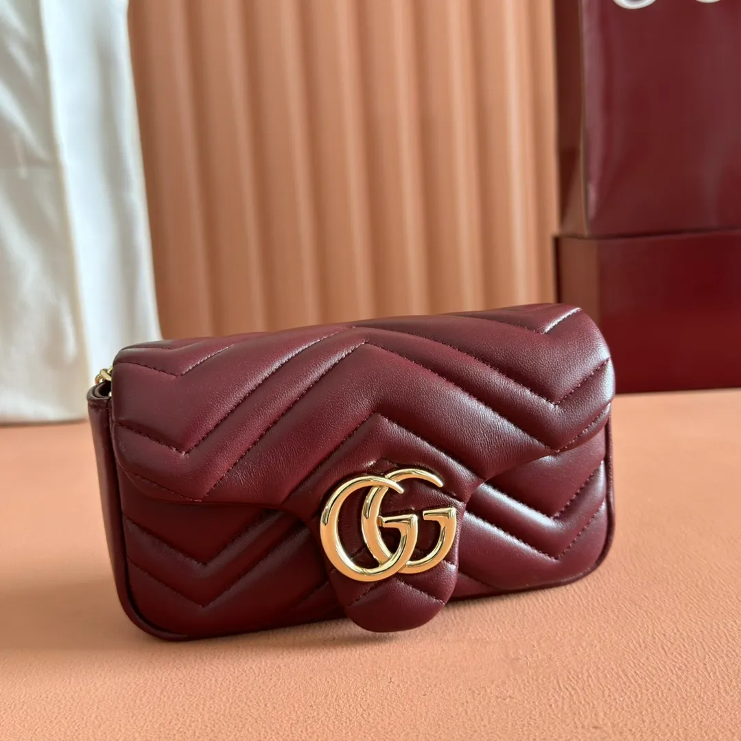 p900💋💋💋【Original leather configuration counter complete package】The brand's iconic GG Marmont series is ingeniously integrated with double G-shaped accessories and faceted chain straps, and soft leather is selected to create a soft-lined bag shape. This mini bag is embellished with the brand's archive logo, which debuted in the 1970s. Black V-shaped Matelassé sheepskin. Silver-tone hardware. Silver-tone hardware. Double G. Chain shoulder strap (60 cm high). Magnetic snap closure. Weight: approx. 0.35 kg. Ident number: 841290. Dimensions: 16.5cm (width) x 9.5cm (height) x 4.5cm (depth) Color: Encore full leather/original leather. Made in Italy