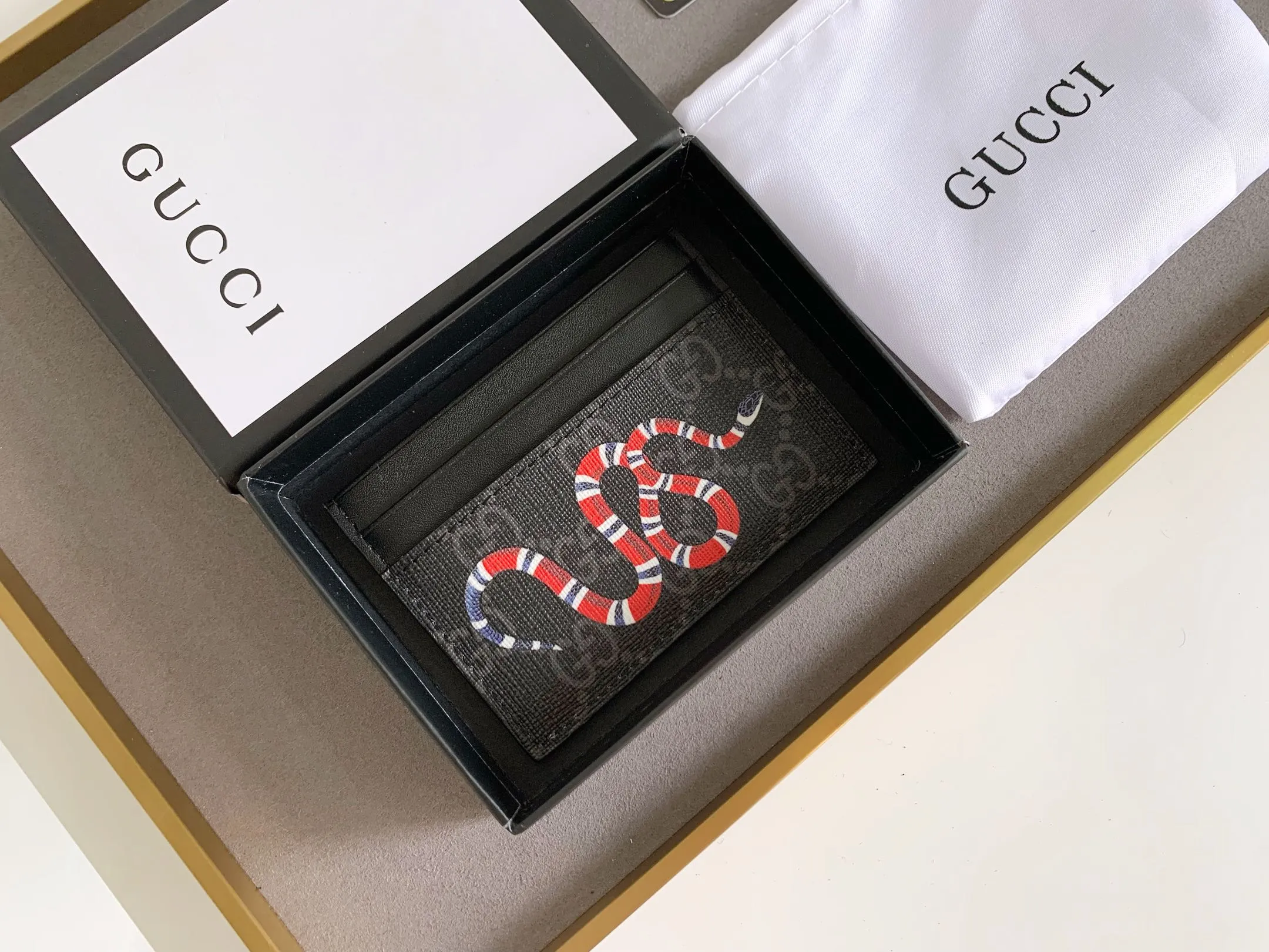 💰90 💎(Snake pattern) Top original quality, GUCCI classic popular printed card holder, exclusive background, real shot. The card holder is made of GG Supreme high-grade man-made canvas with exquisite patterns💯! Style number: 451277 Size: 10x7.5cm