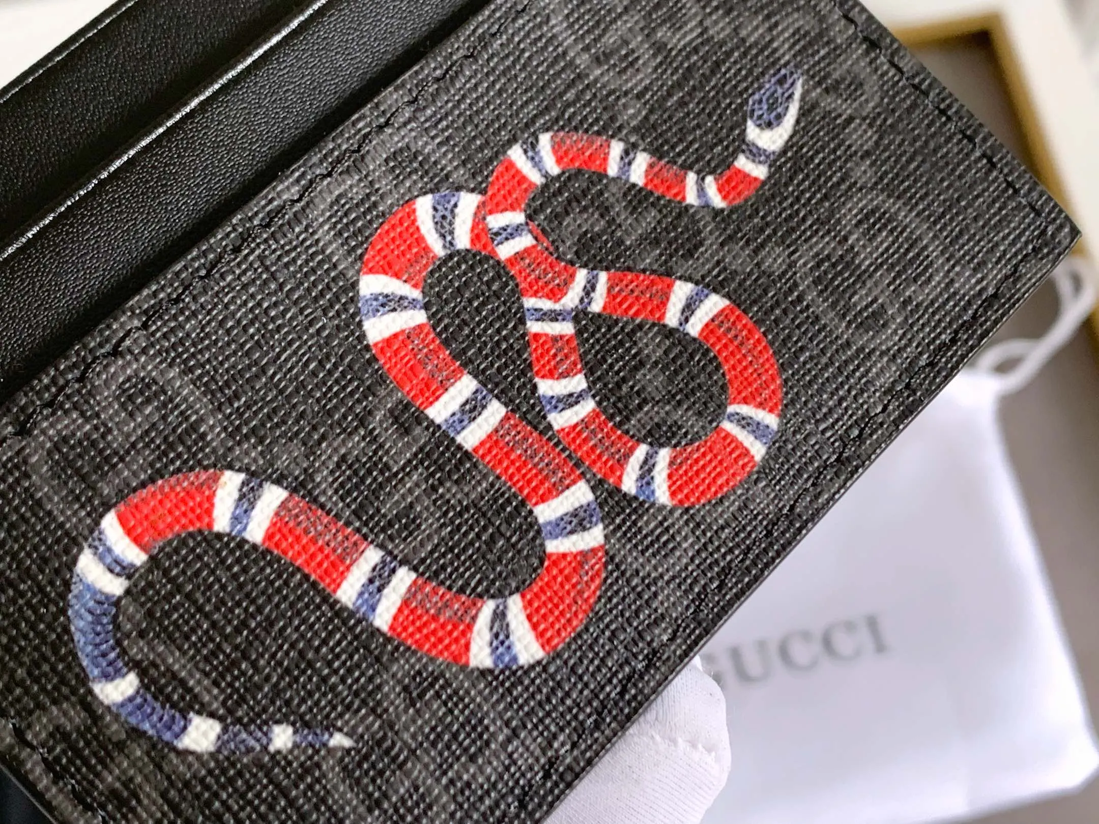 💰90 💎(Snake pattern) Top original quality, GUCCI classic popular printed card holder, exclusive background, real shot. The card holder is made of GG Supreme high-grade man-made canvas with exquisite patterns💯! Style number: 451277 Size: 10x7.5cm