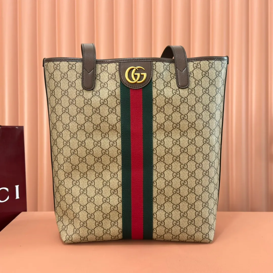 p1000. 💋💋💋"With full set of original counter packaging" [New product] The Ophidia series combines two colors of beige and dark brown, with classic silhouettes and new functions, and is made of soft-touch fabrics. This tote bag is made of coated fabric with a GG monogram pattern and is intricately embellished with the Double G logo and webbing details. Beige and brown coated fabric with GG monogram pattern Dark brown leather trim Gold-tone hardware Dark green linen-cotton blend lining Double G Web detail Interior: One flat zippered bag Handle height: 30 cm Ident number: 834465. Dimensions: 30cm (width) x 36cm (height) x 12.5cm (depth) Weight: approx. 0.8kg Color: Brown/PVC. Made in Italy