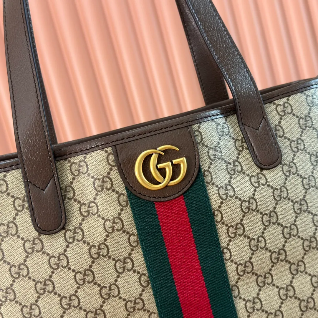 p1000. 💋💋💋"With full set of original counter packaging" [New product] The Ophidia series combines two colors of beige and dark brown, with classic silhouettes and new functions, and is made of soft-touch fabrics. This tote bag is made of coated fabric with a GG monogram pattern and is intricately embellished with the Double G logo and webbing details. Beige and brown coated fabric with GG monogram pattern Dark brown leather trim Gold-tone hardware Dark green linen-cotton blend lining Double G Web detail Interior: One flat zippered bag Handle height: 30 cm Ident number: 834465. Dimensions: 30cm (width) x 36cm (height) x 12.5cm (depth) Weight: approx. 0.8kg Color: Brown/PVC. Made in Italy