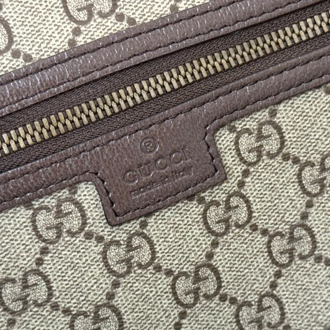 p1000. 💋💋💋"With full set of original counter packaging" [New product] The Ophidia series combines two colors of beige and dark brown, with classic silhouettes and new functions, and is made of soft-touch fabrics. This tote bag is made of coated fabric with a GG monogram pattern and is intricately embellished with the Double G logo and webbing details. Beige and brown coated fabric with GG monogram pattern Dark brown leather trim Gold-tone hardware Dark green linen-cotton blend lining Double G Web detail Interior: One flat zippered bag Handle height: 30 cm Ident number: 834465. Dimensions: 30cm (width) x 36cm (height) x 12.5cm (depth) Weight: approx. 0.8kg Color: Brown/PVC. Made in Italy