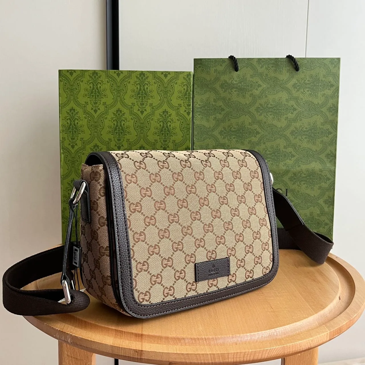 Actual shot #💰280 Model: 449172 Khaki Size: 28x20x9cm Gucci’s new flat messenger bag, carefully crafted from soft high-grade canvas fabric! Simple design combined with the brand’s classic logo! Shoulder straps🉑️Adjustable✅Super capacity, same style for men and women