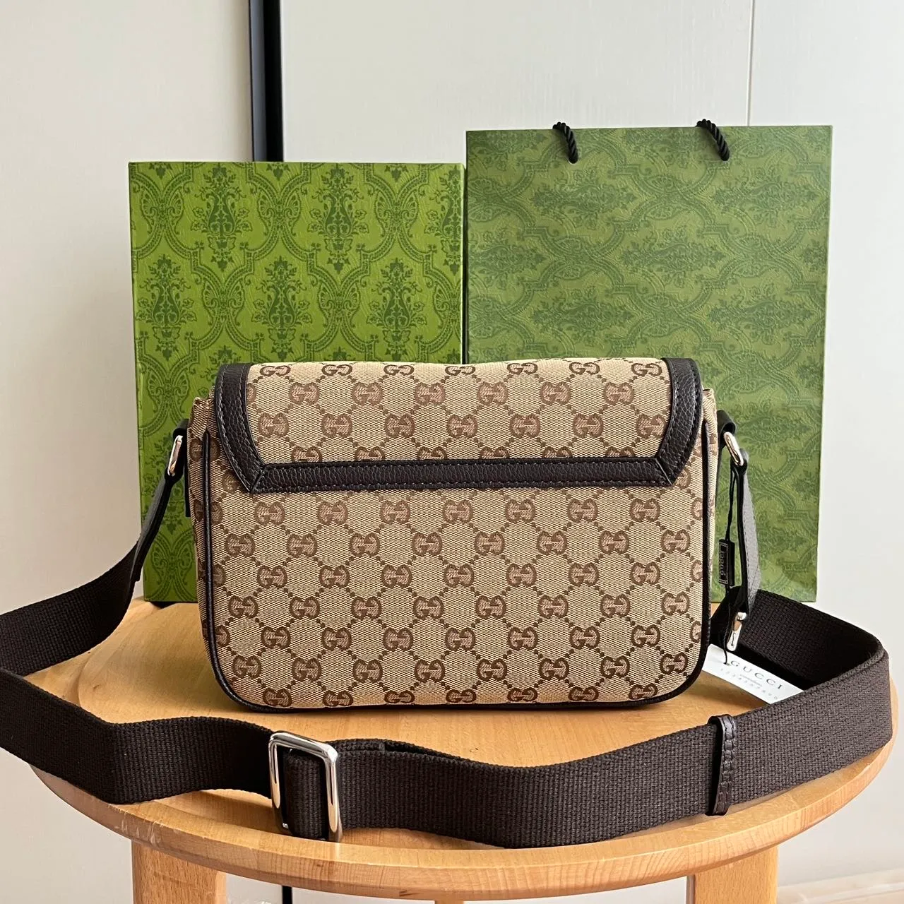 Actual shot #💰280 Model: 449172 Khaki Size: 28x20x9cm Gucci’s new flat messenger bag, carefully crafted from soft high-grade canvas fabric! Simple design combined with the brand’s classic logo! Shoulder straps🉑️Adjustable✅Super capacity, same style for men and women