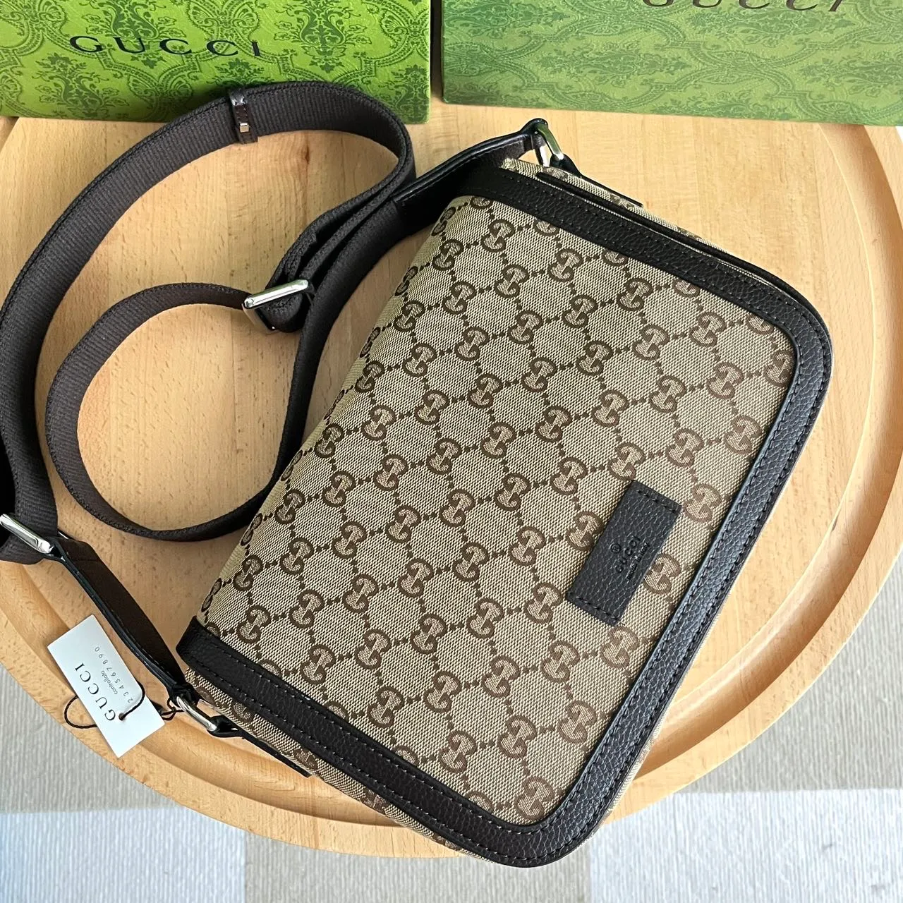 Actual shot #💰280 Model: 449172 Khaki Size: 28x20x9cm Gucci’s new flat messenger bag, carefully crafted from soft high-grade canvas fabric! Simple design combined with the brand’s classic logo! Shoulder straps🉑️Adjustable✅Super capacity, same style for men and women