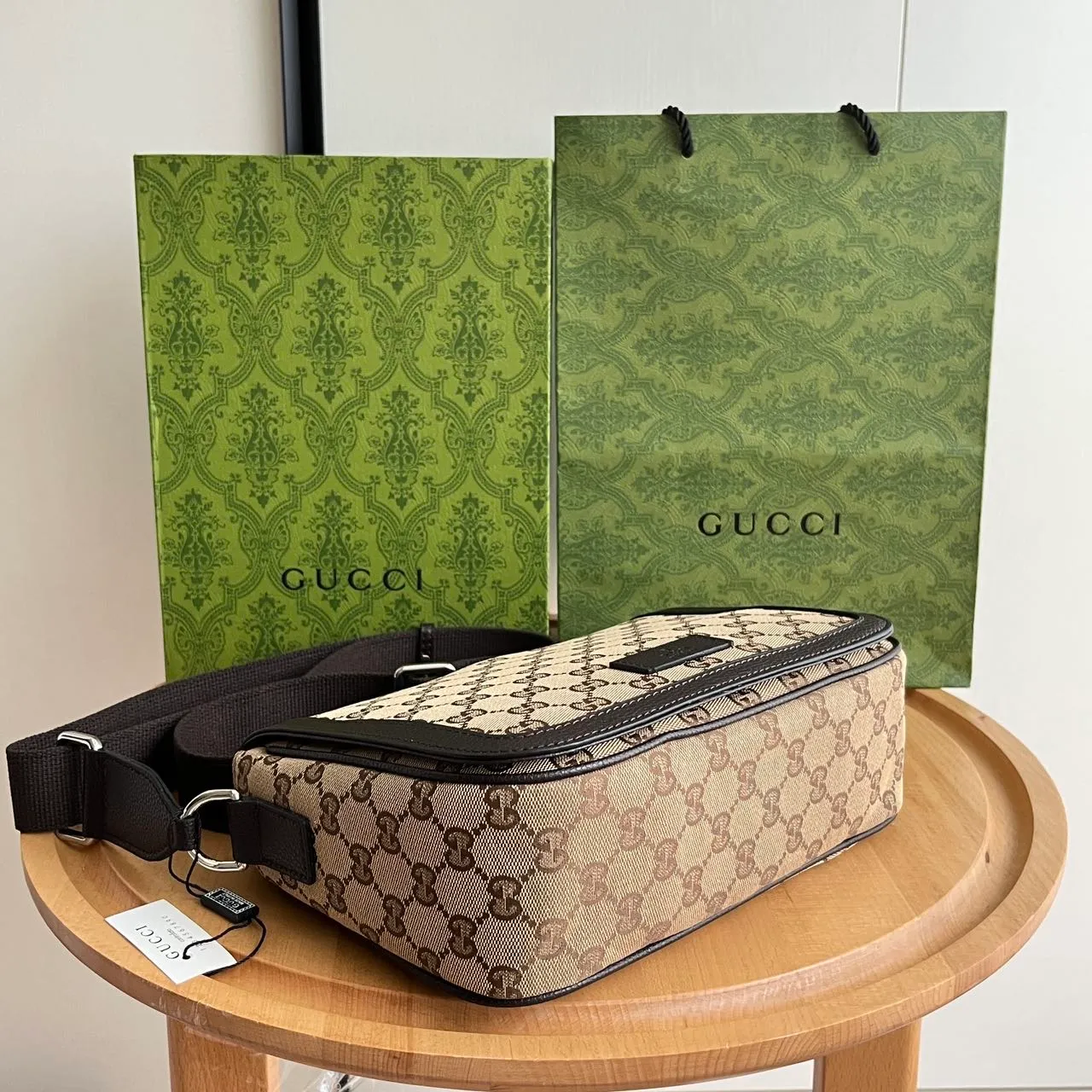Actual shot #💰280 Model: 449172 Khaki Size: 28x20x9cm Gucci’s new flat messenger bag, carefully crafted from soft high-grade canvas fabric! Simple design combined with the brand’s classic logo! Shoulder straps🉑️Adjustable✅Super capacity, same style for men and women